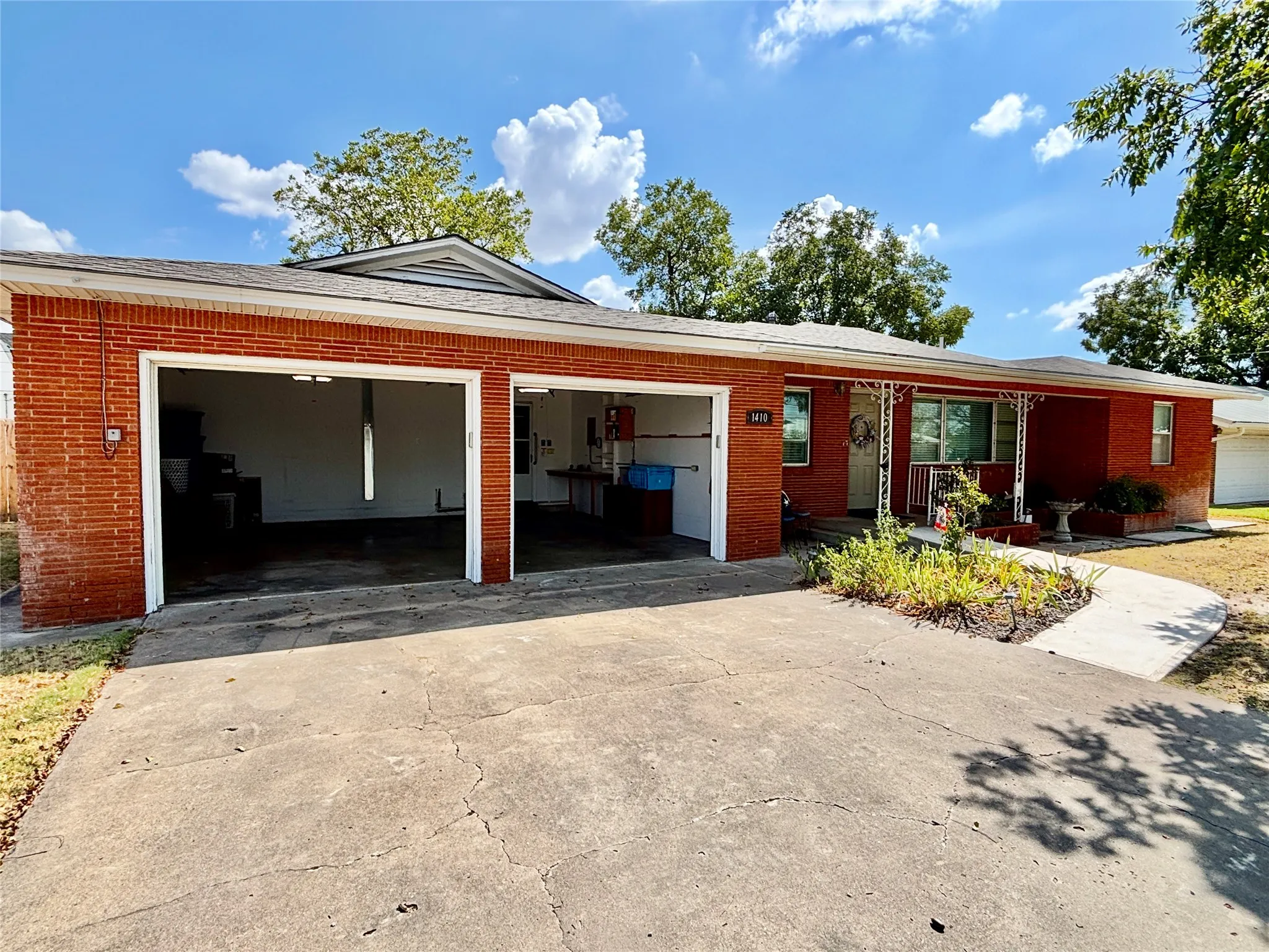 Single Family Residence For Sale in Mills County , 1410 Reynolds Street, Goldthwaite, Texas 76844, 3 Bedroom, 2 Bathroom, 2 Garage spaces, 1,477 Sqft, built in 1975, mls#21282091, Real Estate Agent in Goldthwaite, Homes For Sale in Mills county, Homes For Sale in Goldthwaite, Realtor in Goldthwaite Texas, Real Estate Brokerage Independent Realty Texas, Luminita Cordes Realtor