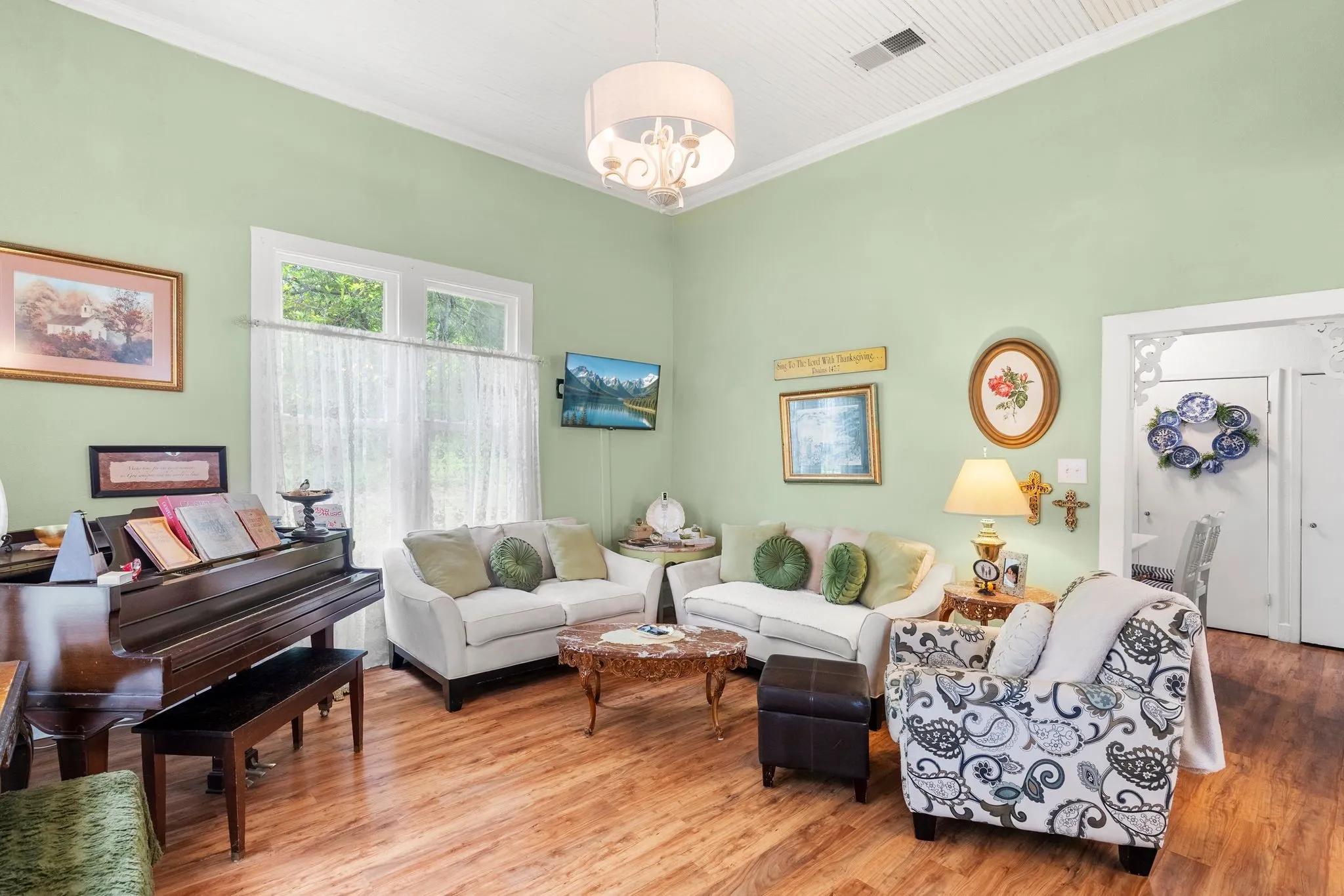 Single Family Residence For Sale in Franklin (TX) County , 911 N Main Street, Winnsboro, Texas 75494, 1 Bedroom, 2 Bathroom, Garage spaces, 1,011 Sqft, built in 1960, mls#21281858, Real Estate Agent in Winnsboro, Homes For Sale in Franklin (TX) county, Homes For Sale in Winnsboro, Realtor in Winnsboro Texas, Real Estate Brokerage Independent Realty Texas, Luminita Cordes Realtor
