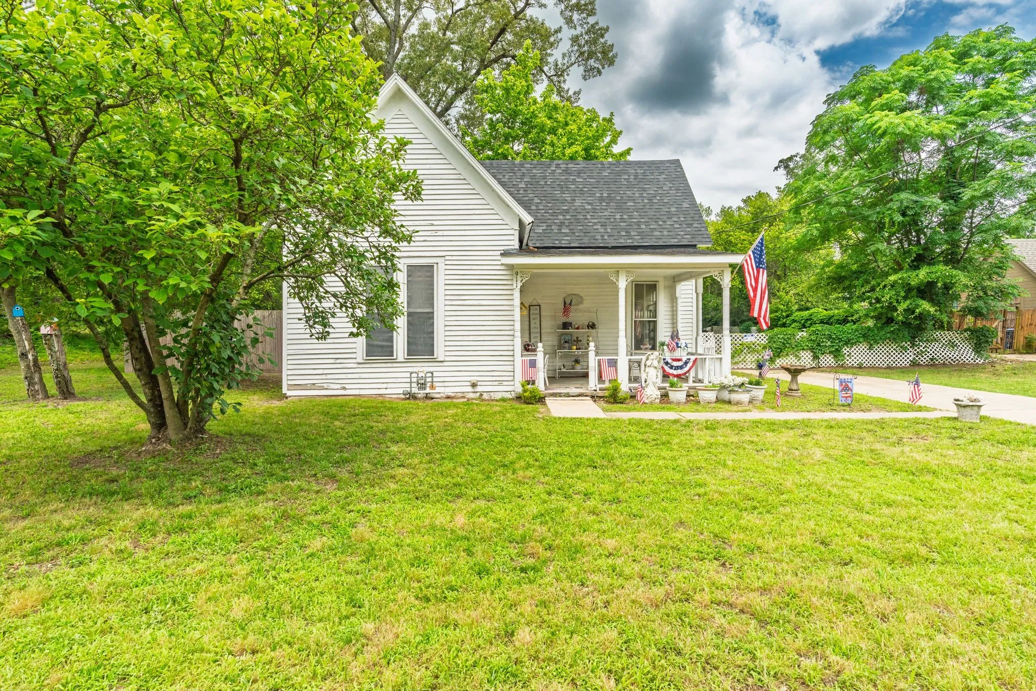 Single Family Residence For Sale in Franklin (TX) County , 911 N Main Street, Winnsboro, Texas 75494, 1 Bedroom, 2 Bathroom, Garage spaces, 1,011 Sqft, built in 1960, mls#21281858, Real Estate Agent in Winnsboro, Homes For Sale in Franklin (TX) county, Homes For Sale in Winnsboro, Realtor in Winnsboro Texas, Real Estate Brokerage Independent Realty Texas, Luminita Cordes Realtor