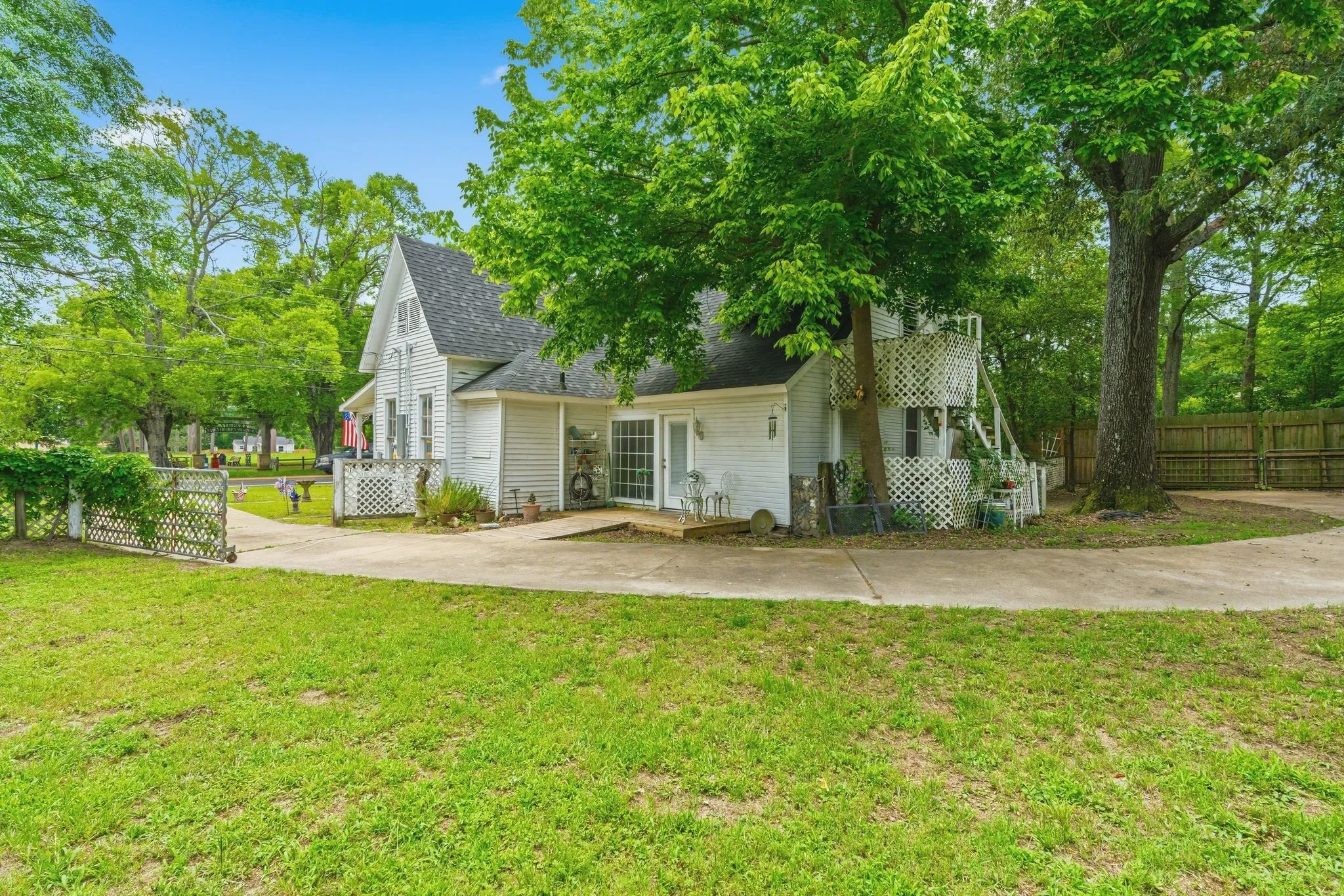 Single Family Residence For Sale in Franklin (TX) County , 911 N Main Street, Winnsboro, Texas 75494, 1 Bedroom, 2 Bathroom, Garage spaces, 1,011 Sqft, built in 1960, mls#21281858, Real Estate Agent in Winnsboro, Homes For Sale in Franklin (TX) county, Homes For Sale in Winnsboro, Realtor in Winnsboro Texas, Real Estate Brokerage Independent Realty Texas, Luminita Cordes Realtor