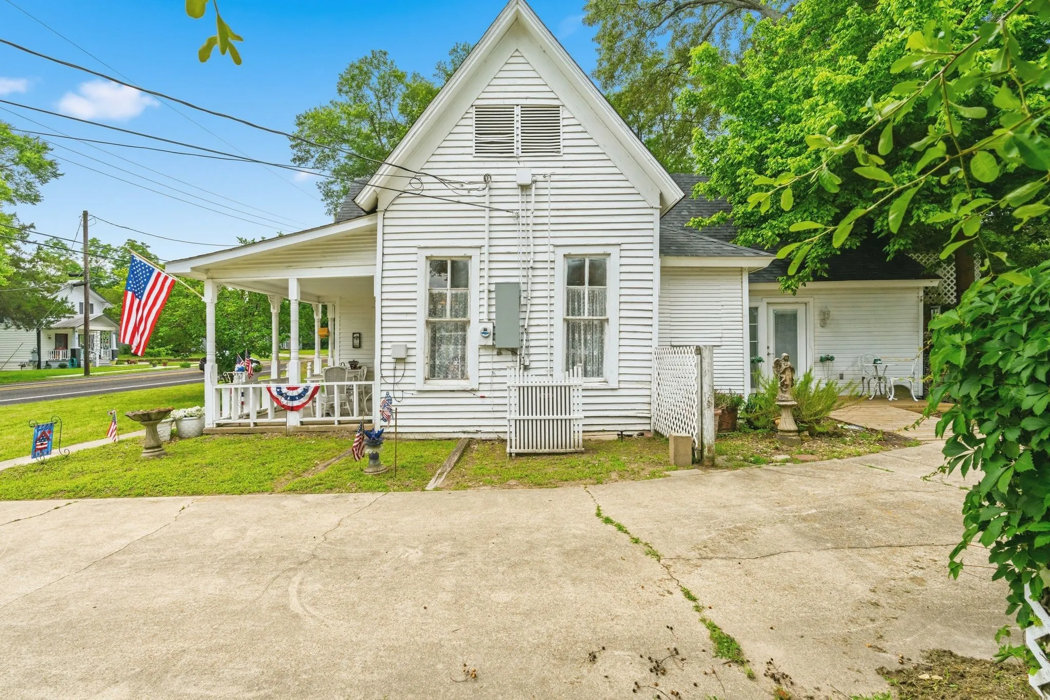 Single Family Residence For Sale in Franklin (TX) County , 911 N Main Street, Winnsboro, Texas 75494, 1 Bedroom, 2 Bathroom, Garage spaces, 1,011 Sqft, built in 1960, mls#21281858, Real Estate Agent in Winnsboro, Homes For Sale in Franklin (TX) county, Homes For Sale in Winnsboro, Realtor in Winnsboro Texas, Real Estate Brokerage Independent Realty Texas, Luminita Cordes Realtor