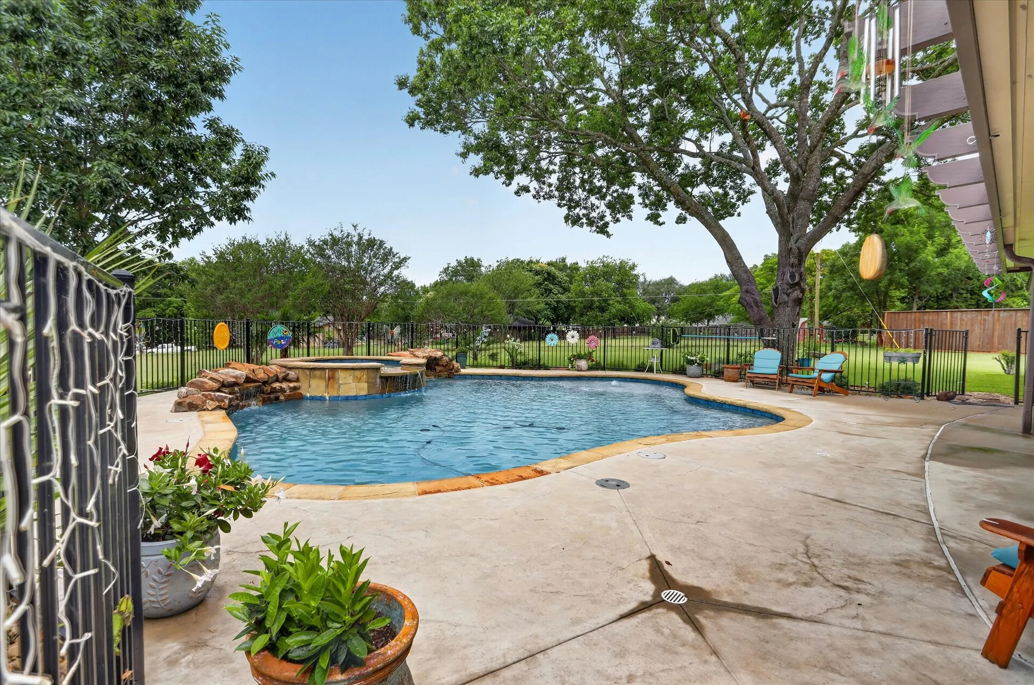 Single Family Residence For Sale in Ellis County , 105 Elm Drive, Oak Leaf, Texas 75154, 3 Bedroom, 3 Bathroom, 3 Garage spaces, 2,838 Sqft, built in 1975, mls#21251271, Real Estate Agent in Oak Leaf, Homes For Sale in Ellis county, Homes For Sale in Oak Leaf, Realtor in Oak Leaf Texas, Real Estate Brokerage Independent Realty Texas, Luminita Cordes Realtor