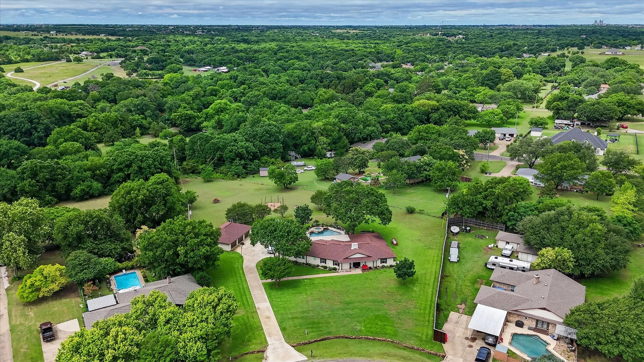 Single Family Residence For Sale in Ellis County , 105 Elm Drive, Oak Leaf, Texas 75154, 3 Bedroom, 3 Bathroom, 3 Garage spaces, 2,838 Sqft, built in 1975, mls#21251271, Real Estate Agent in Oak Leaf, Homes For Sale in Ellis county, Homes For Sale in Oak Leaf, Realtor in Oak Leaf Texas, Real Estate Brokerage Independent Realty Texas, Luminita Cordes Realtor