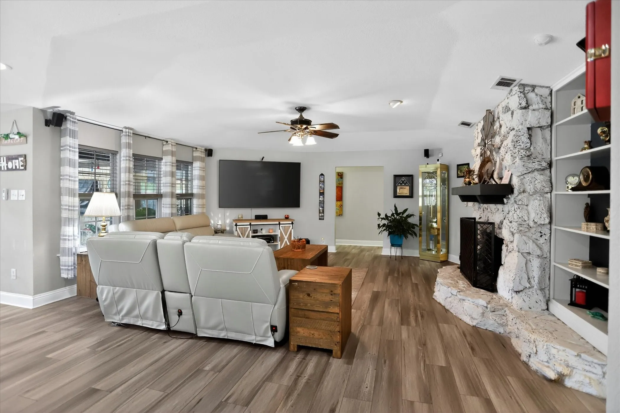 Single Family Residence For Sale in Ellis County , 105 Elm Drive, Oak Leaf, Texas 75154, 3 Bedroom, 3 Bathroom, 3 Garage spaces, 2,838 Sqft, built in 1975, mls#21251271, Real Estate Agent in Oak Leaf, Homes For Sale in Ellis county, Homes For Sale in Oak Leaf, Realtor in Oak Leaf Texas, Real Estate Brokerage Independent Realty Texas, Luminita Cordes Realtor