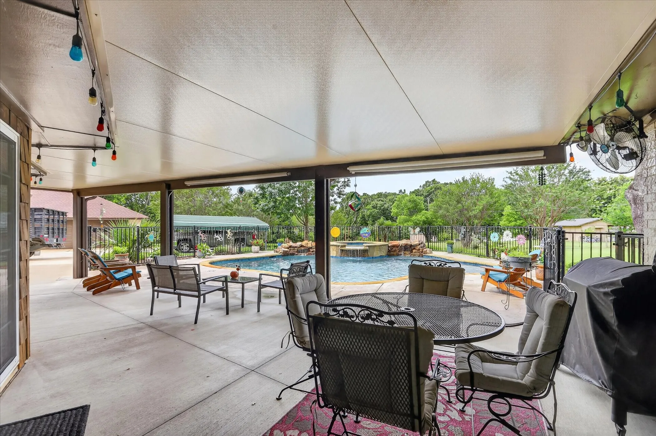 Single Family Residence For Sale in Ellis County , 105 Elm Drive, Oak Leaf, Texas 75154, 3 Bedroom, 3 Bathroom, 3 Garage spaces, 2,838 Sqft, built in 1975, mls#21251271, Real Estate Agent in Oak Leaf, Homes For Sale in Ellis county, Homes For Sale in Oak Leaf, Realtor in Oak Leaf Texas, Real Estate Brokerage Independent Realty Texas, Luminita Cordes Realtor
