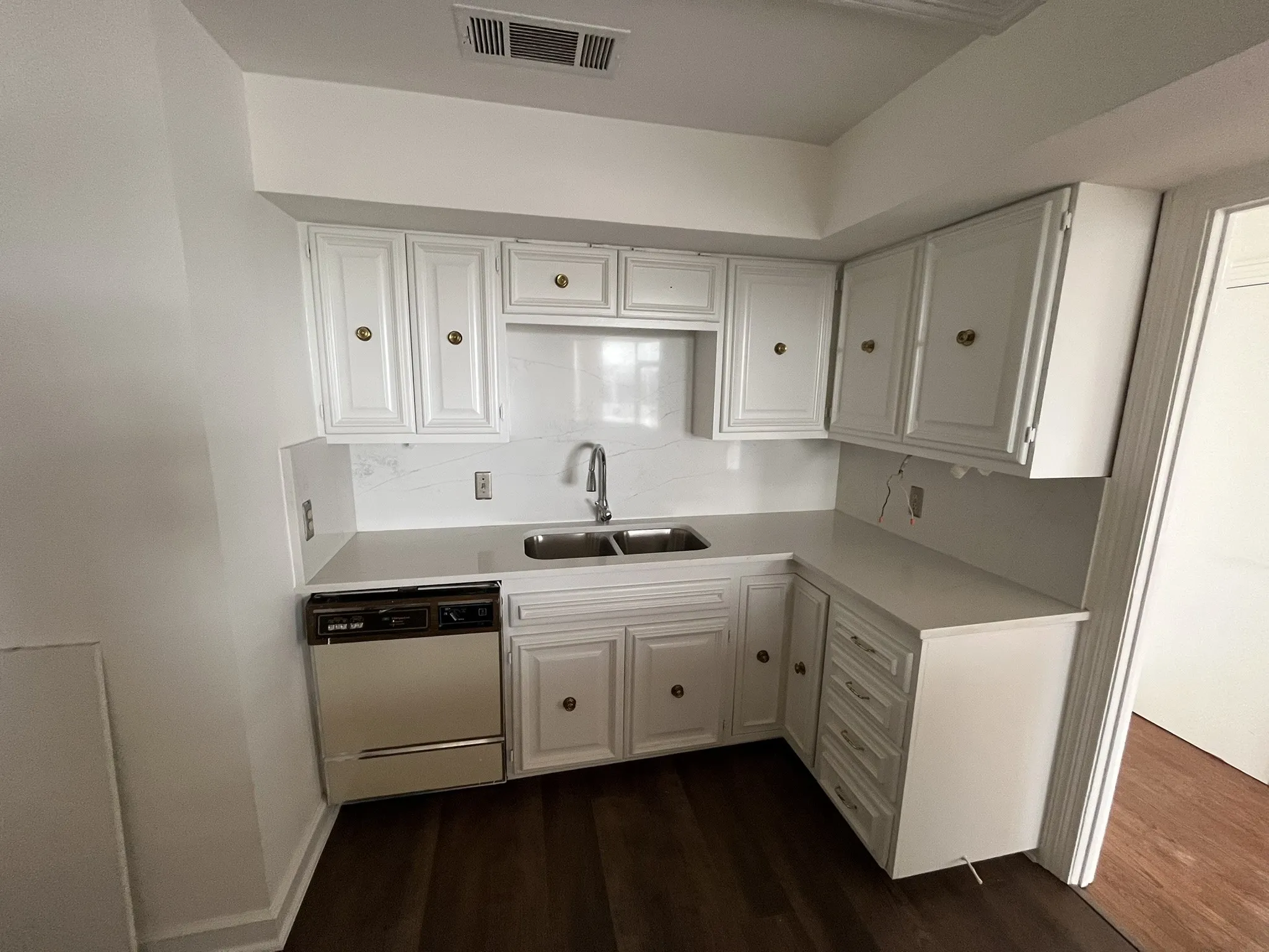 Condominium For Sale in Dallas County , 5200 Keller Springs Road 1236, Dallas, Texas 75248, 1 Bedroom, 2 Bathrooms, Garage spaces, 1,685 Sqft, built in 1981, Price $290,000, mls#21280976, Real Estate Agent in Dallas, Homes For Sale in Dallas county, Homes For Sale in Dallas, Realtor in Dallas Texas, Real Estate Brokerage Independent Realty Texas, Luminita Cordes Realtor
