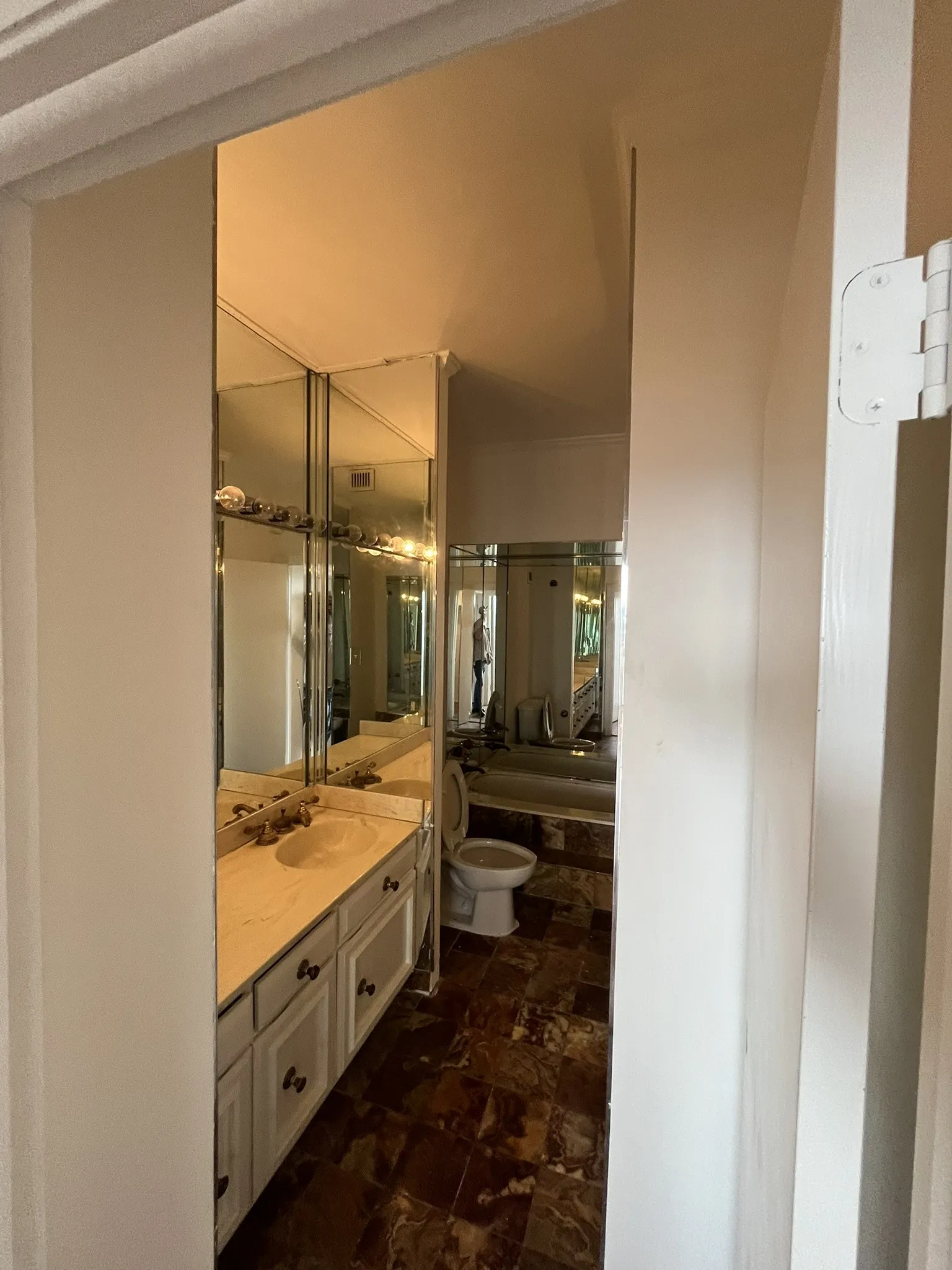 Condominium For Sale in Dallas County , 5200 Keller Springs Road 1236, Dallas, Texas 75248, 1 Bedroom, 2 Bathrooms, Garage spaces, 1,685 Sqft, built in 1981, Price $290,000, mls#21280976, Real Estate Agent in Dallas, Homes For Sale in Dallas county, Homes For Sale in Dallas, Realtor in Dallas Texas, Real Estate Brokerage Independent Realty Texas, Luminita Cordes Realtor