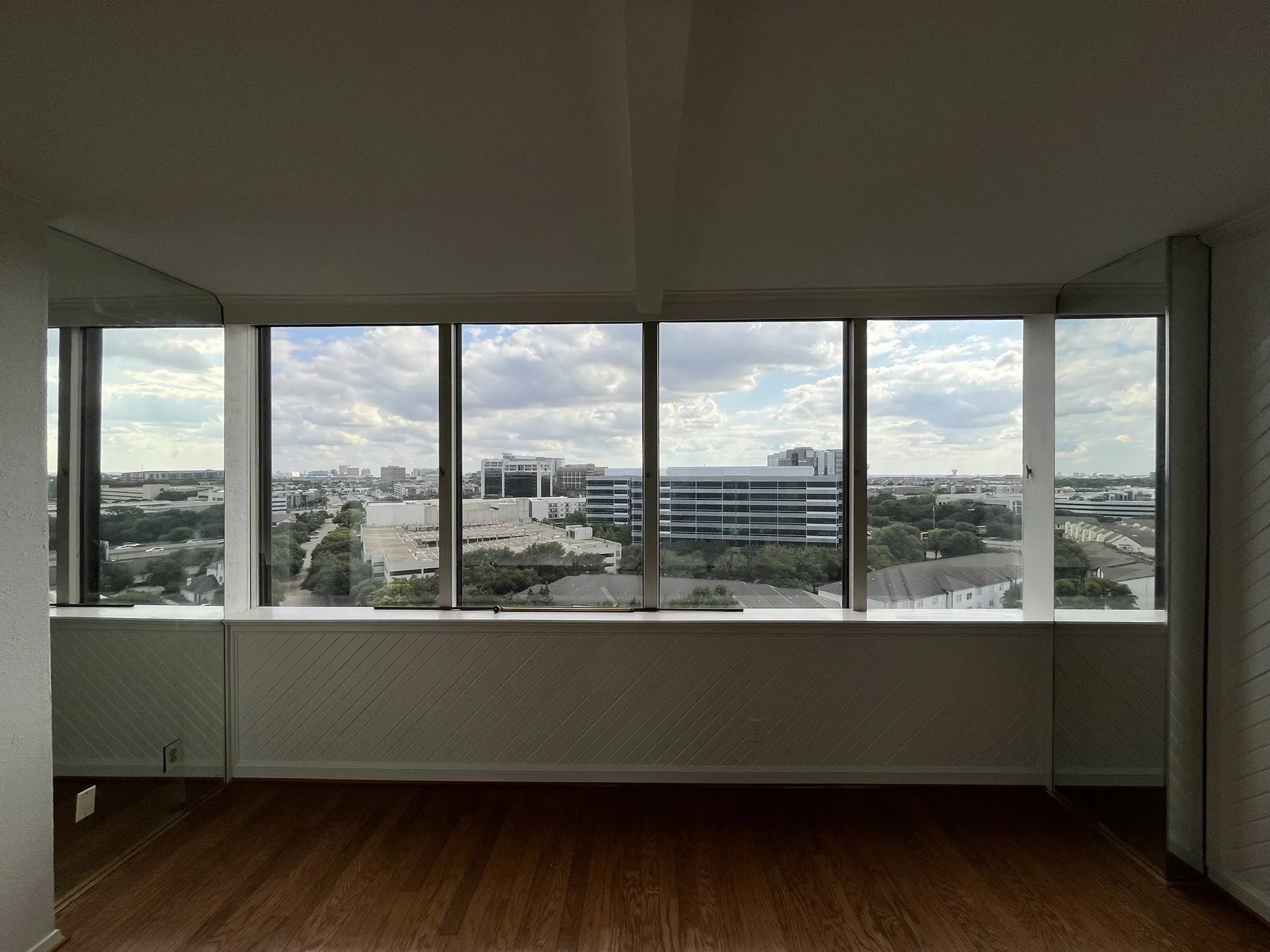 Condominium For Sale in Dallas County , 5200 Keller Springs Road 1236, Dallas, Texas 75248, 1 Bedroom, 2 Bathrooms, Garage spaces, 1,685 Sqft, built in 1981, Price $290,000, mls#21280976, Real Estate Agent in Dallas, Homes For Sale in Dallas county, Homes For Sale in Dallas, Realtor in Dallas Texas, Real Estate Brokerage Independent Realty Texas, Luminita Cordes Realtor