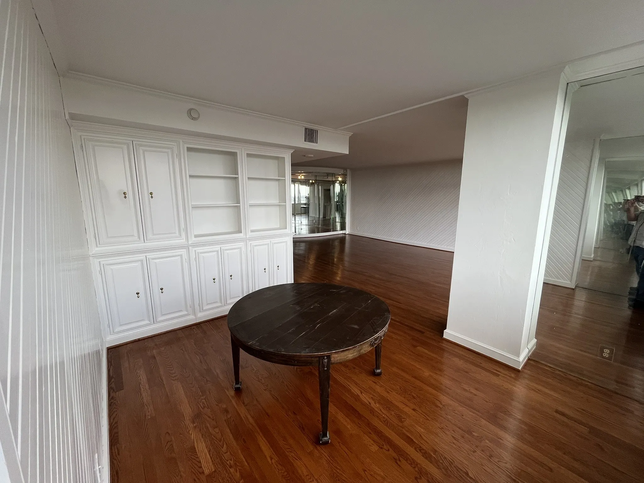 Condominium For Sale in Dallas County , 5200 Keller Springs Road 1236, Dallas, Texas 75248, 1 Bedroom, 2 Bathrooms, Garage spaces, 1,685 Sqft, built in 1981, Price $290,000, mls#21280976, Real Estate Agent in Dallas, Homes For Sale in Dallas county, Homes For Sale in Dallas, Realtor in Dallas Texas, Real Estate Brokerage Independent Realty Texas, Luminita Cordes Realtor