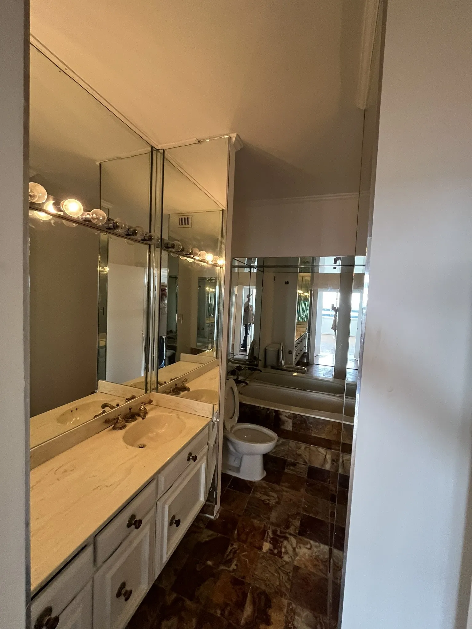 Condominium For Sale in Dallas County , 5200 Keller Springs Road 1236, Dallas, Texas 75248, 1 Bedroom, 2 Bathrooms, Garage spaces, 1,685 Sqft, built in 1981, Price $290,000, mls#21280976, Real Estate Agent in Dallas, Homes For Sale in Dallas county, Homes For Sale in Dallas, Realtor in Dallas Texas, Real Estate Brokerage Independent Realty Texas, Luminita Cordes Realtor