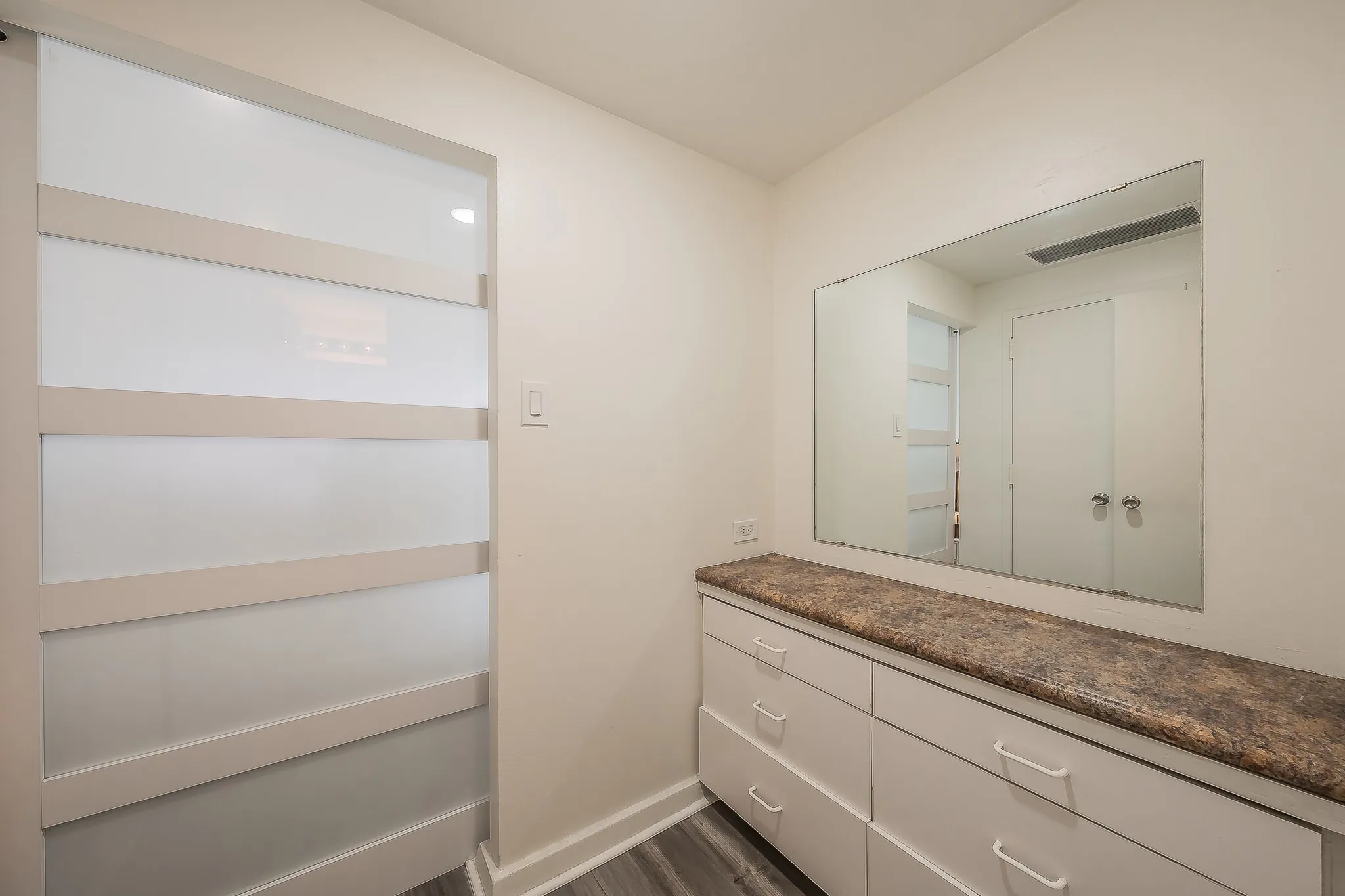 Condominium For Rent in Dallas County , 6211 W Northwest Highway G417, Dallas, Texas 75225, 1 Bedroom, 1 Bathroom, Garage spaces, 397 Sqft, built in 1966, mls#21282127, Real Estate Agent in Dallas, Homes For Rent in Dallas county, Homes For Rent in Dallas, Realtor in Dallas Texas, Real Estate Brokerage Independent Realty Texas, Luminita Cordes Realtor