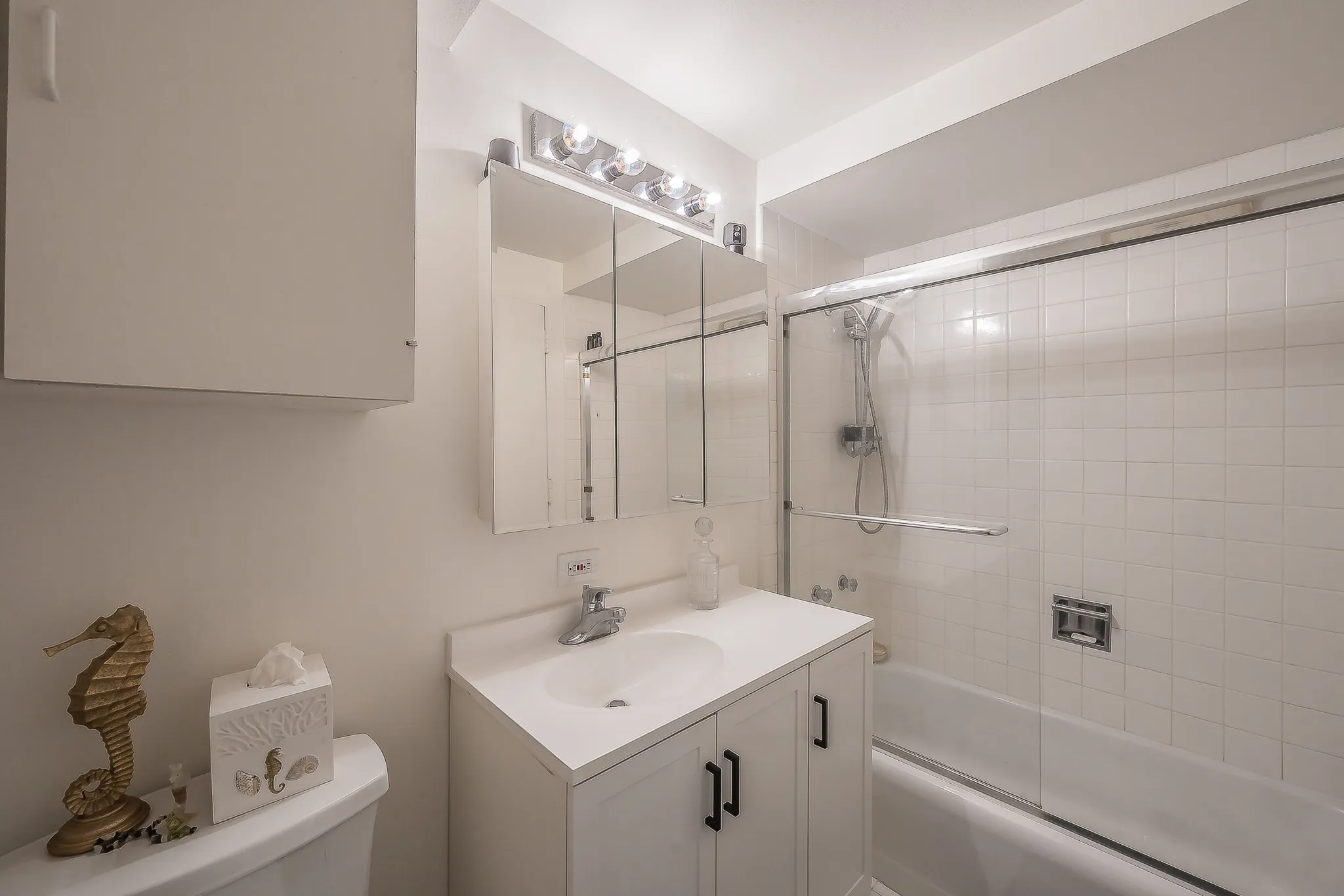 Condominium For Rent in Dallas County , 6211 W Northwest Highway G417, Dallas, Texas 75225, 1 Bedroom, 1 Bathroom, Garage spaces, 397 Sqft, built in 1966, mls#21282127, Real Estate Agent in Dallas, Homes For Rent in Dallas county, Homes For Rent in Dallas, Realtor in Dallas Texas, Real Estate Brokerage Independent Realty Texas, Luminita Cordes Realtor