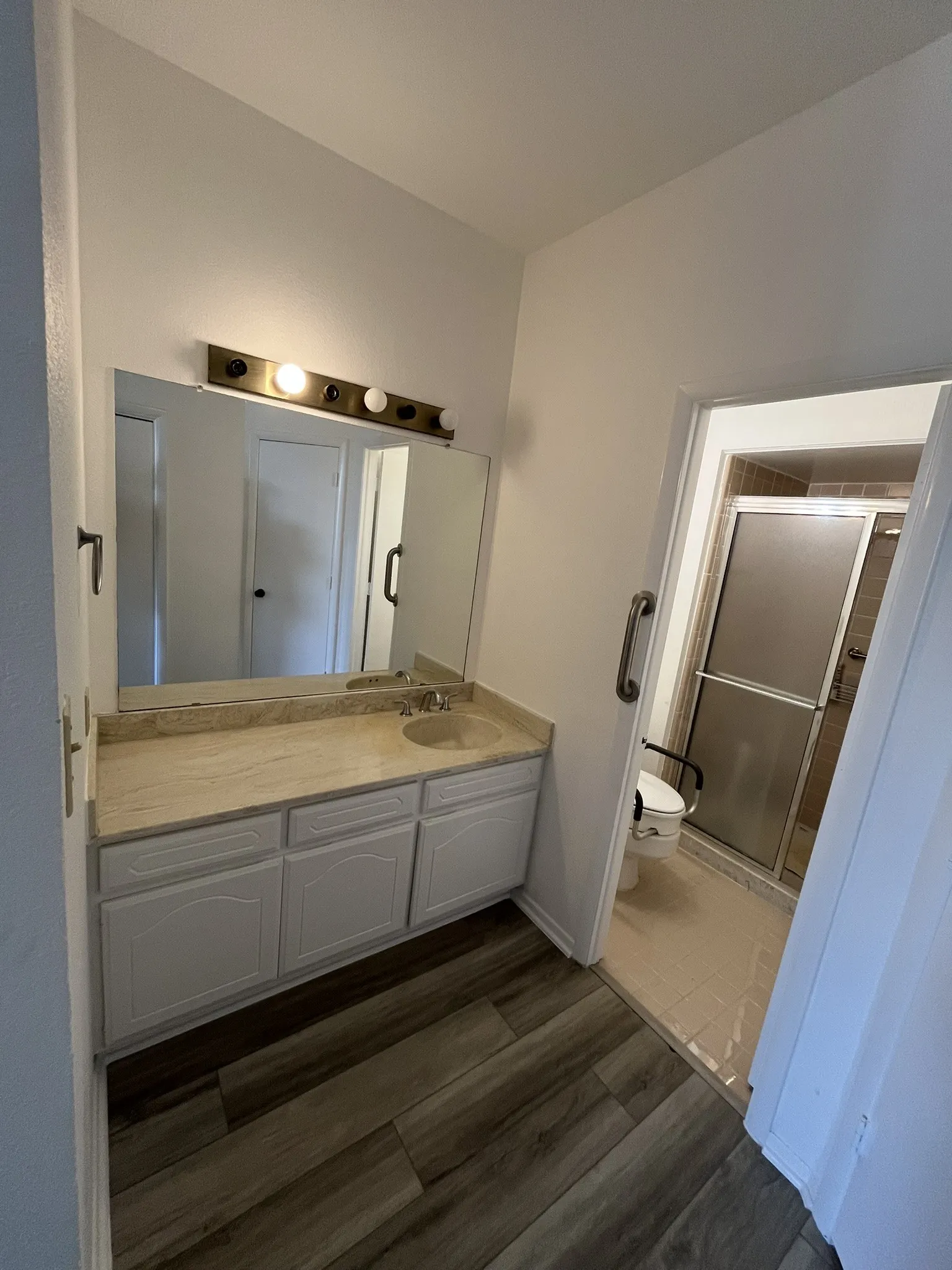 Condominium For Sale in Dallas County , 5200 Keller Springs Road 215, Dallas, Texas 75248, 2 Bedrooms, 2 Bathrooms, Garage spaces, 1,685 Sqft, built in 1981, Price $270,000, mls#21282132, Real Estate Agent in Dallas, Homes For Sale in Dallas county, Homes For Sale in Dallas, Realtor in Dallas Texas, Real Estate Brokerage Independent Realty Texas, Luminita Cordes Realtor