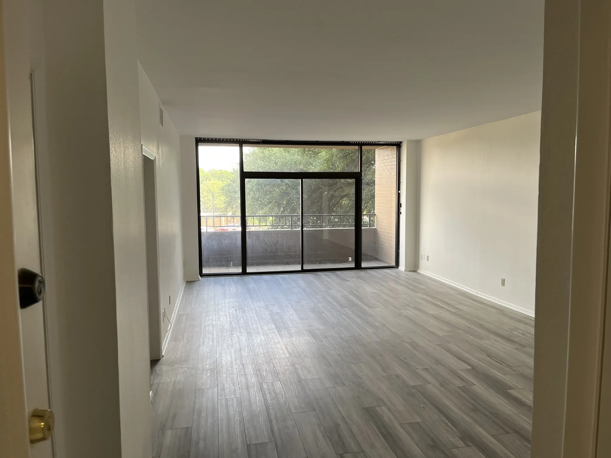 Condominium For Sale in Dallas County , 5200 Keller Springs Road 215, Dallas, Texas 75248, 2 Bedrooms, 2 Bathrooms, Garage spaces, 1,685 Sqft, built in 1981, Price $270,000, mls#21282132, Real Estate Agent in Dallas, Homes For Sale in Dallas county, Homes For Sale in Dallas, Realtor in Dallas Texas, Real Estate Brokerage Independent Realty Texas, Luminita Cordes Realtor