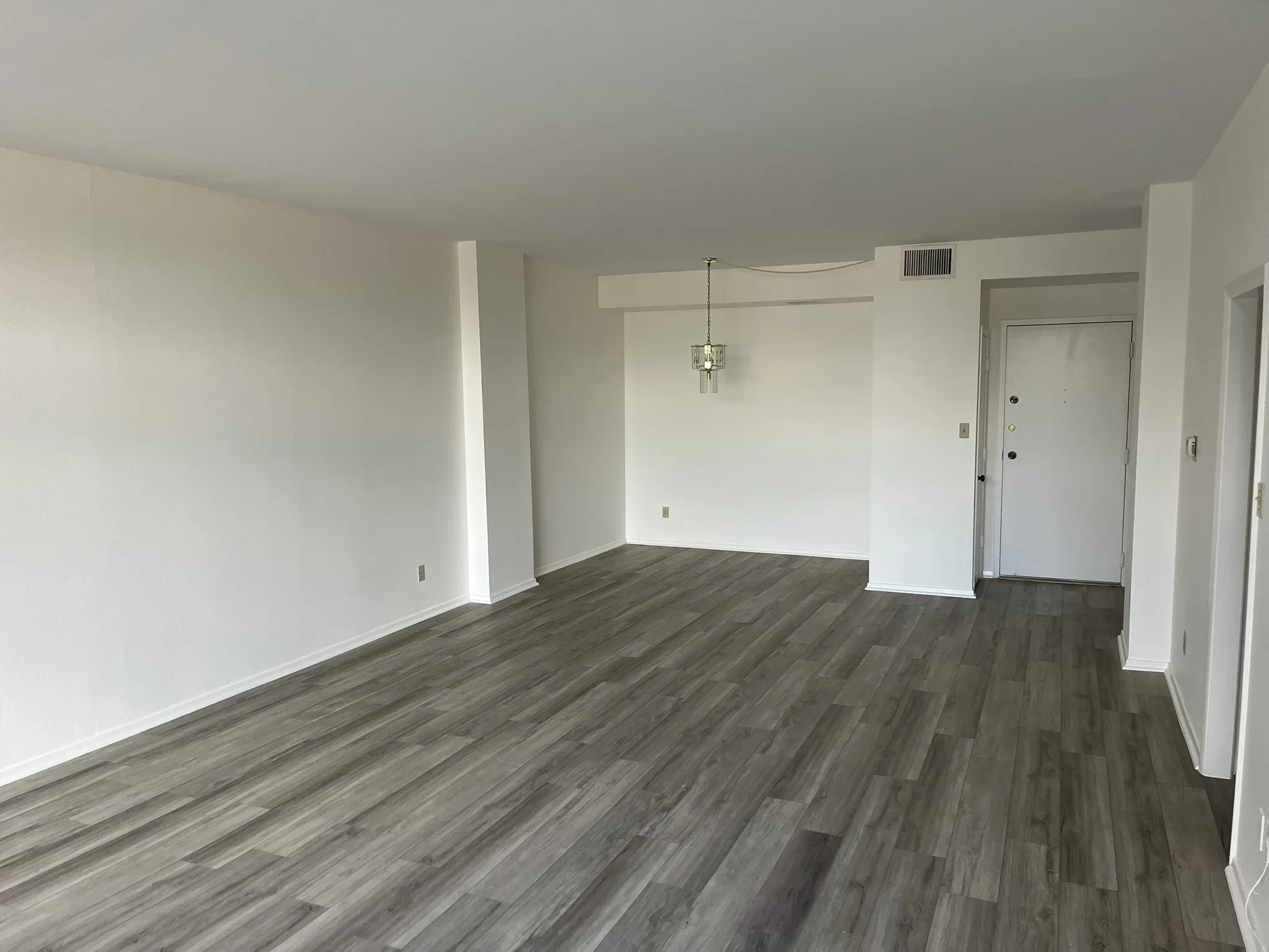 Condominium For Sale in Dallas County , 5200 Keller Springs Road 215, Dallas, Texas 75248, 2 Bedrooms, 2 Bathrooms, Garage spaces, 1,685 Sqft, built in 1981, Price $270,000, mls#21282132, Real Estate Agent in Dallas, Homes For Sale in Dallas county, Homes For Sale in Dallas, Realtor in Dallas Texas, Real Estate Brokerage Independent Realty Texas, Luminita Cordes Realtor