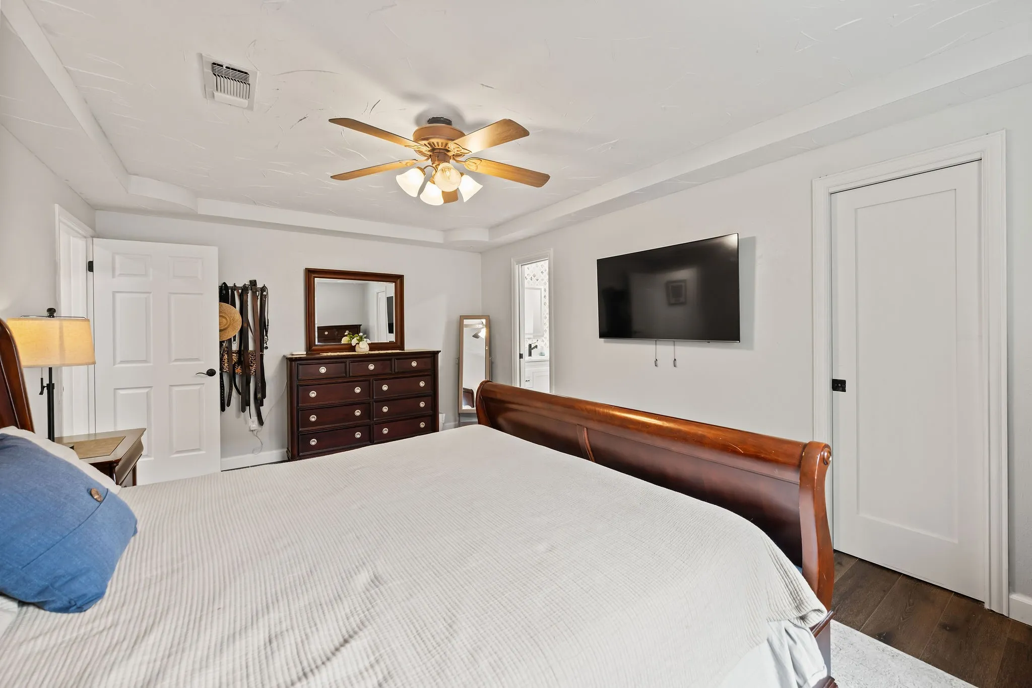 Recessed ceiling with an overhead fan and light fixture