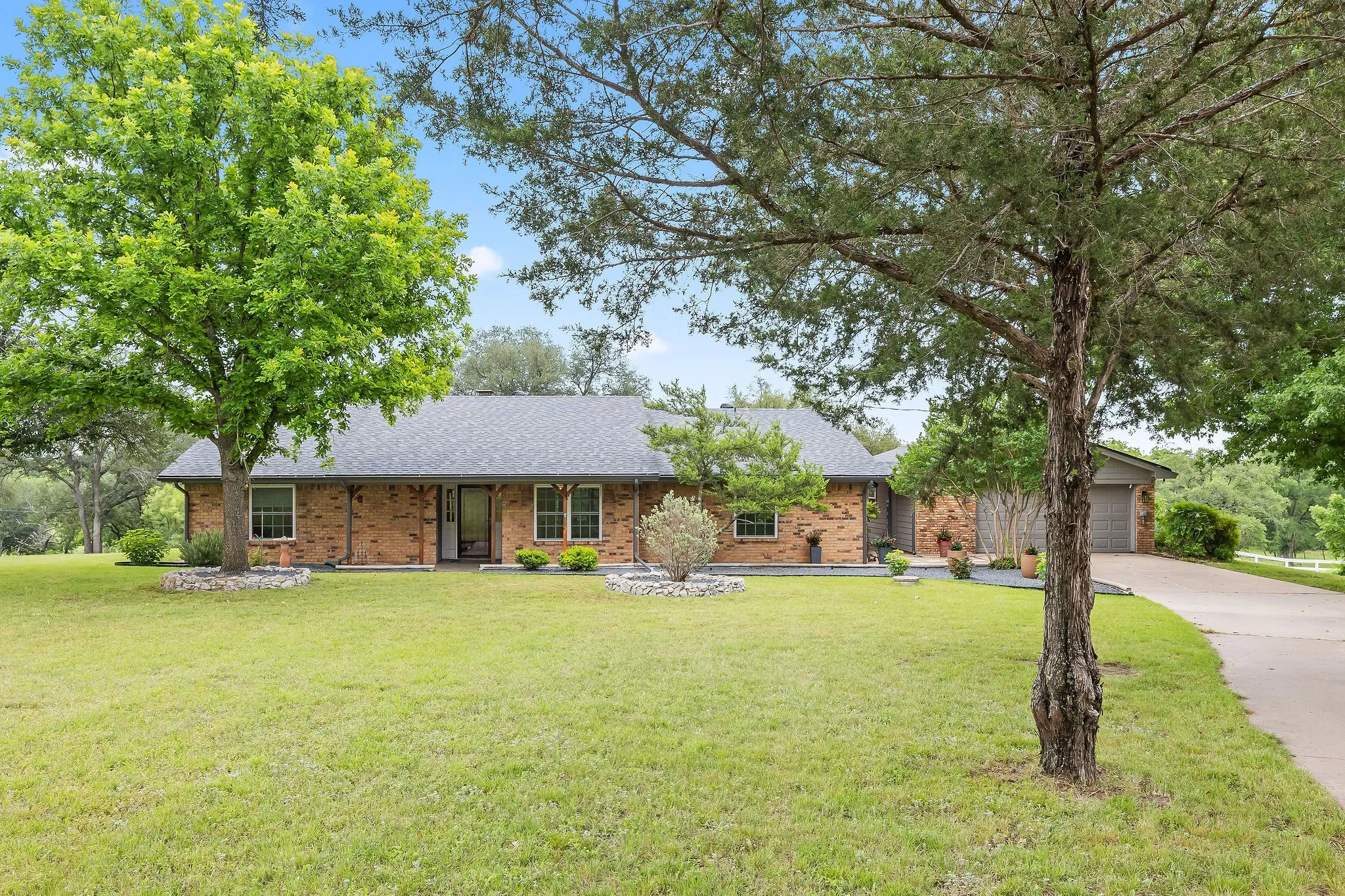 Single Family Residence For Sale in Parker County , 410 De La Cruz Street, Weatherford, Texas 76085, 4 Bedroom, 3 Bathroom, 2 Garage spaces, 2,449 Sqft, built in 1979, mls#21282163, Real Estate Agent in Weatherford, Homes For Sale in Parker county, Homes For Sale in Weatherford, Realtor in Weatherford Texas, Real Estate Brokerage Independent Realty Texas, Luminita Cordes Realtor