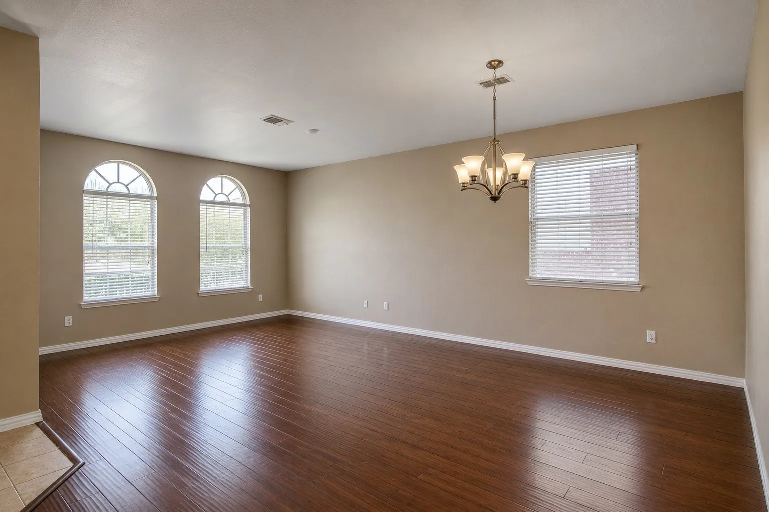Single Family Residence For Rent in Collin County , 3408 Paradise Valley Drive, Plano, Texas 75025, 5 Bedroom, 3 Bathroom, 2 Garage spaces, 3,240 Sqft, built in 1999, mls#21271058, Real Estate Agent in Plano, Homes For Rent in Collin county, Homes For Rent in Plano, Realtor in Plano Texas, Real Estate Brokerage Independent Realty Texas, Luminita Cordes Realtor