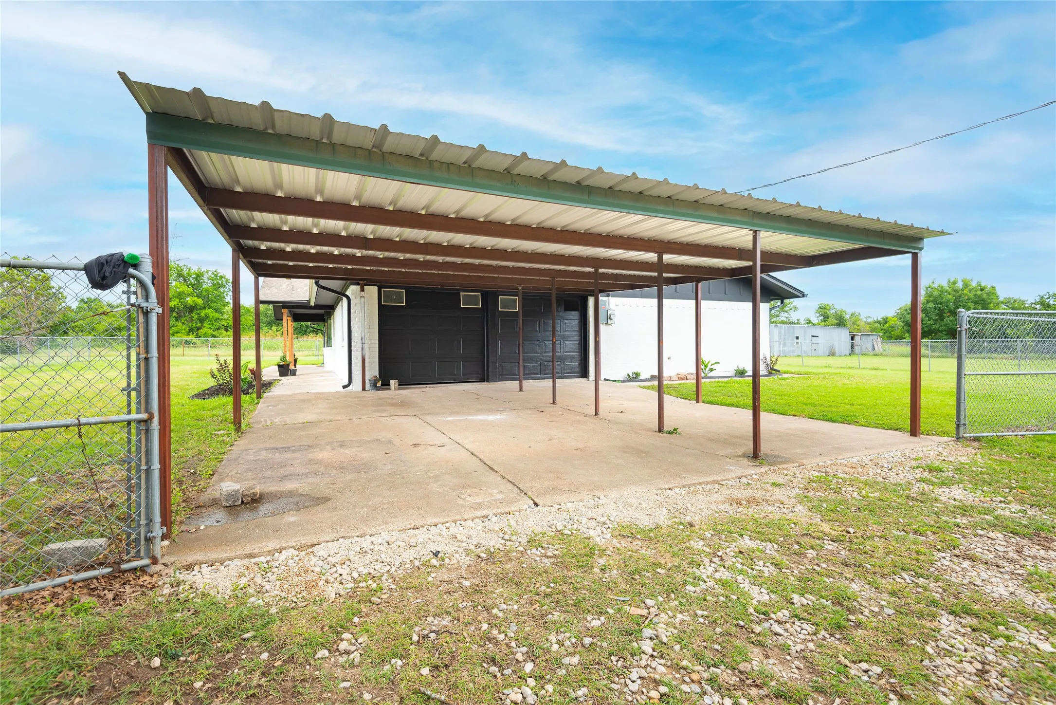 Single Family Residence For Sale in Parker County , 228 Brown Creek Road, Weatherford, Texas 76085, 4 Bedroom, 2 Bathroom, 2 Garage spaces, 2,184 Sqft, built in 1976, mls#21282146, Real Estate Agent in Weatherford, Homes For Sale in Parker county, Homes For Sale in Weatherford, Realtor in Weatherford Texas, Real Estate Brokerage Independent Realty Texas, Luminita Cordes Realtor