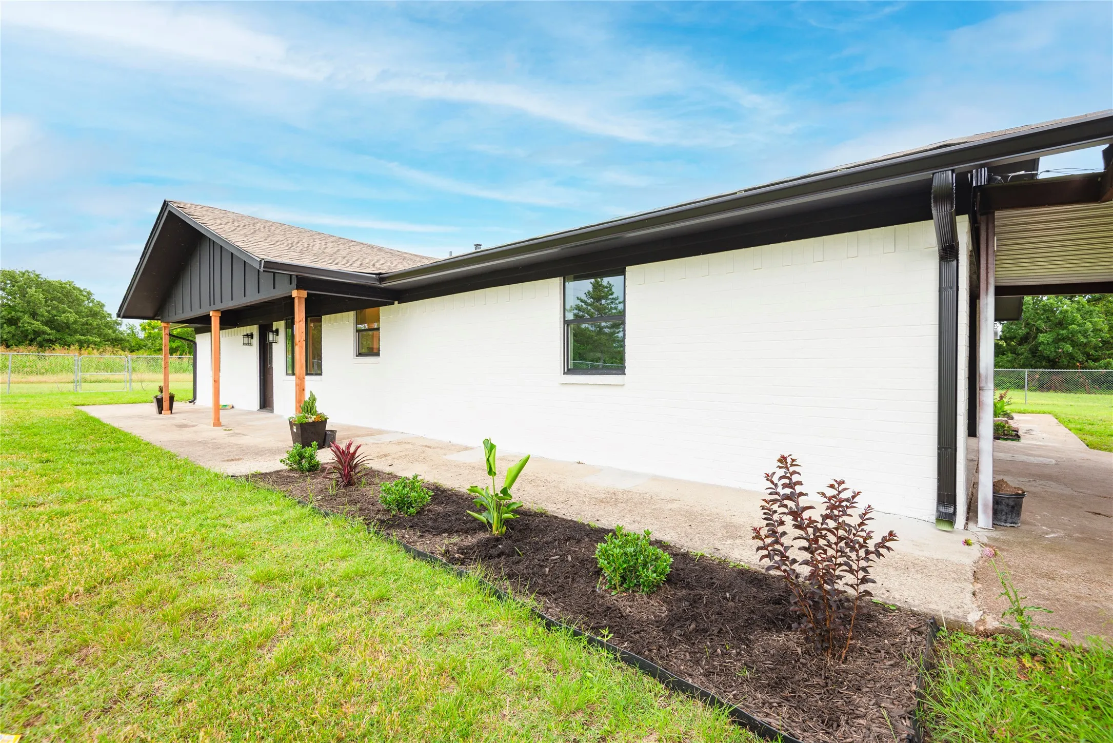 Single Family Residence For Sale in Parker County , 228 Brown Creek Road, Weatherford, Texas 76085, 4 Bedroom, 2 Bathroom, 2 Garage spaces, 2,184 Sqft, built in 1976, mls#21282146, Real Estate Agent in Weatherford, Homes For Sale in Parker county, Homes For Sale in Weatherford, Realtor in Weatherford Texas, Real Estate Brokerage Independent Realty Texas, Luminita Cordes Realtor