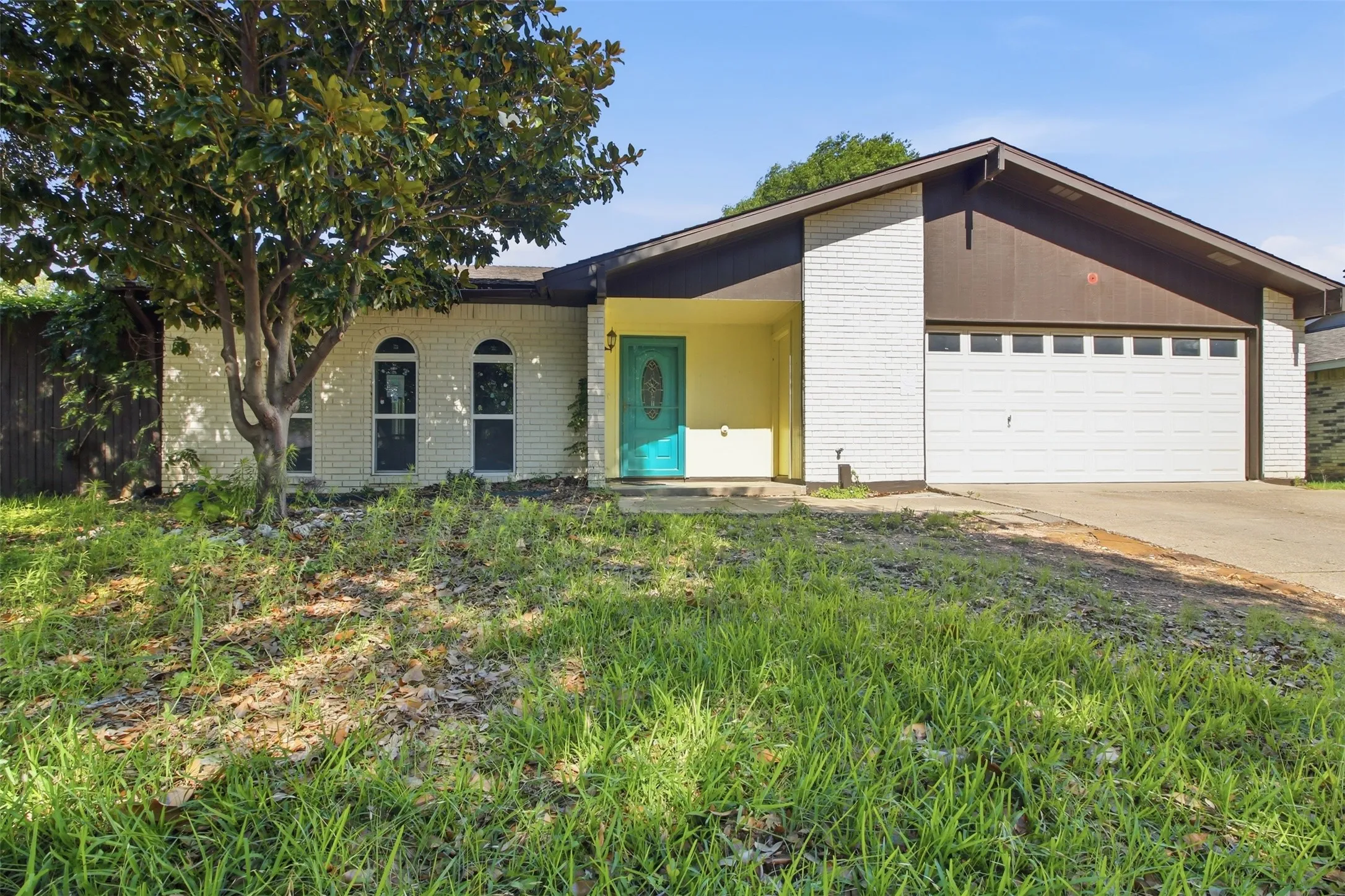 Single Family Residence For Sale in Tarrant County , 2604 Woodside Drive, Arlington, Texas 76016, 4 Bedrooms, 3 Bathrooms, 2 Garage spaces, 2,262 Sqft, built in 1976, Price $300,000, mls#21282066, Real Estate Agent in Arlington, Homes For Sale in Tarrant county, Homes For Sale in Arlington, Realtor in Arlington Texas, Real Estate Brokerage Independent Realty Texas, Luminita Cordes Realtor