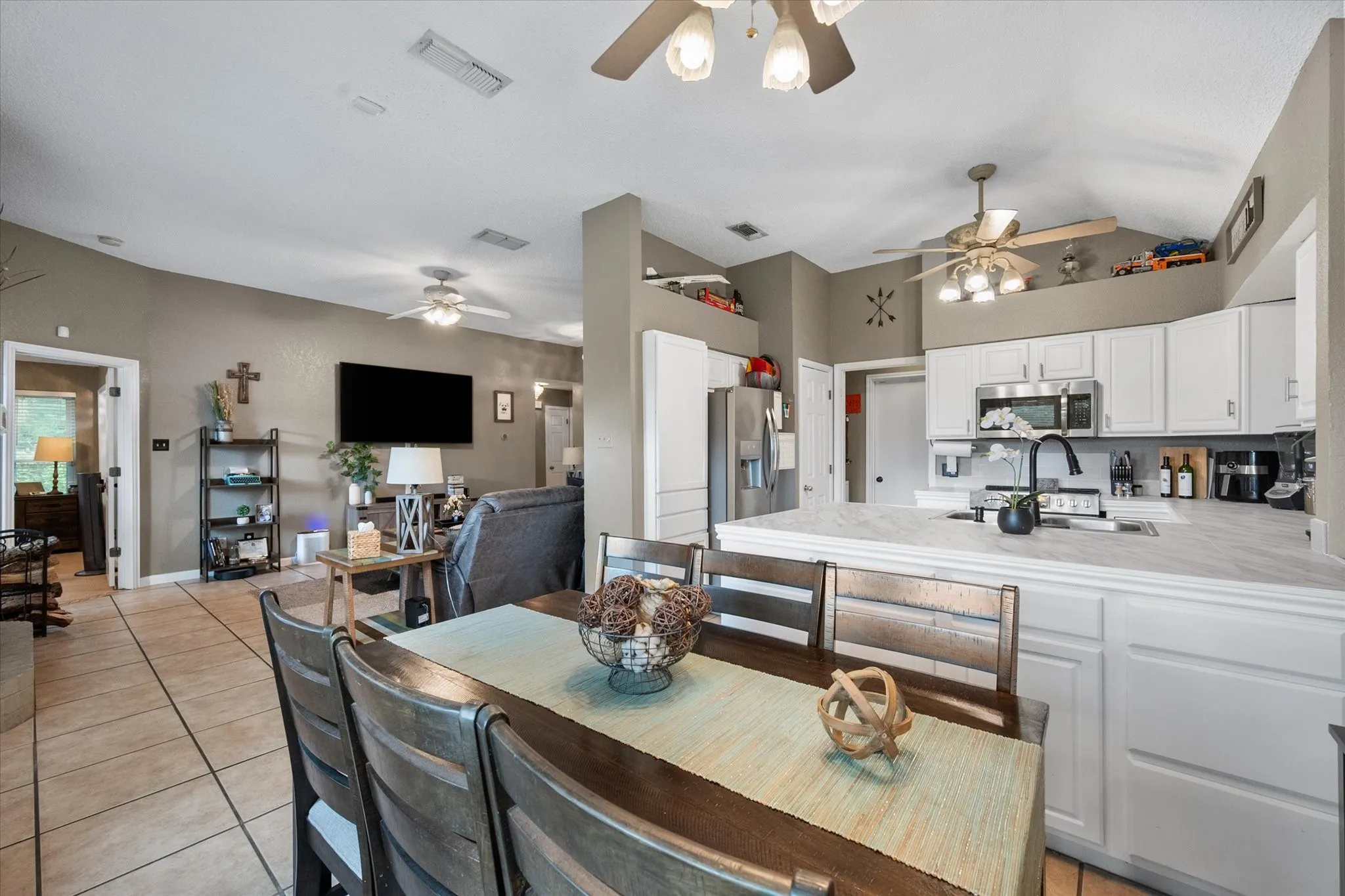 Single Family Residence For Sale in Tarrant County , 728 Saddle Road, White Settlement, Texas 76108, 3 Bedroom, 2 Bathroom, 2 Garage spaces, 1,227 Sqft, built in 1987, mls#21282215, Real Estate Agent in White Settlement, Homes For Sale in Tarrant county, Homes For Sale in White Settlement, Realtor in White Settlement Texas, Real Estate Brokerage Independent Realty Texas, Luminita Cordes Realtor