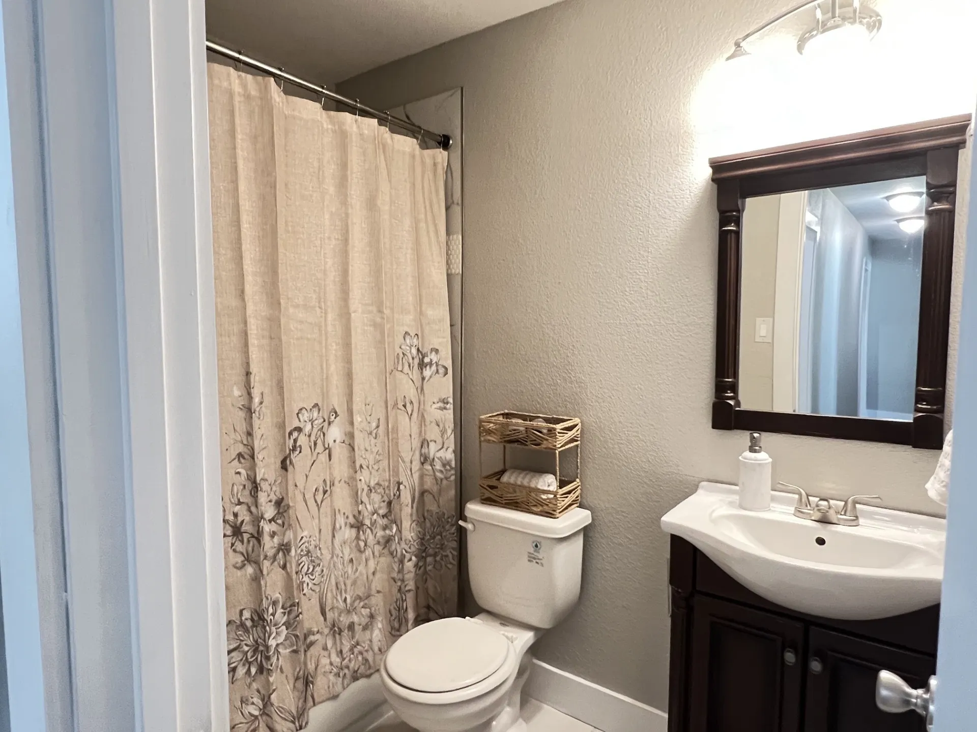 Single Family Residence For Sale in Fannin County , 302 Glen Oaks Road, Bonham, Texas 75418, 4 Bedroom, 3 Bathroom, Garage spaces, 2,028 Sqft, built in 1963, mls#21282246, Real Estate Agent in Bonham, Homes For Sale in Fannin county, Homes For Sale in Bonham, Realtor in Bonham Texas, Real Estate Brokerage Independent Realty Texas, Luminita Cordes Realtor