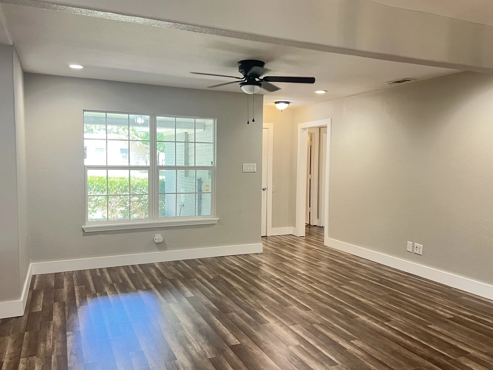 Single Family Residence For Sale in Fannin County , 302 Glen Oaks Road, Bonham, Texas 75418, 4 Bedroom, 3 Bathroom, Garage spaces, 2,028 Sqft, built in 1963, mls#21282246, Real Estate Agent in Bonham, Homes For Sale in Fannin county, Homes For Sale in Bonham, Realtor in Bonham Texas, Real Estate Brokerage Independent Realty Texas, Luminita Cordes Realtor