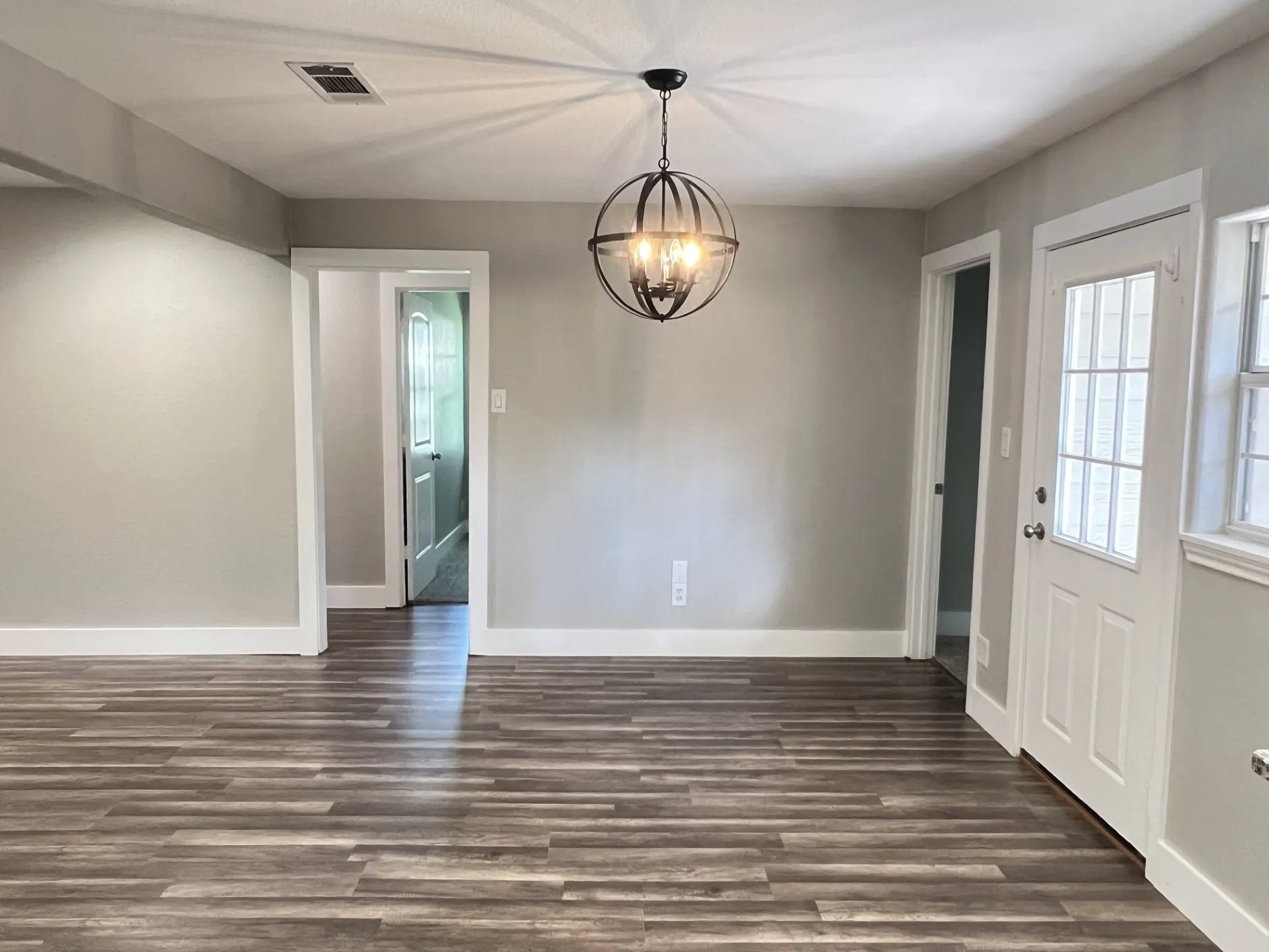 Single Family Residence For Sale in Fannin County , 302 Glen Oaks Road, Bonham, Texas 75418, 4 Bedroom, 3 Bathroom, Garage spaces, 2,028 Sqft, built in 1963, mls#21282246, Real Estate Agent in Bonham, Homes For Sale in Fannin county, Homes For Sale in Bonham, Realtor in Bonham Texas, Real Estate Brokerage Independent Realty Texas, Luminita Cordes Realtor