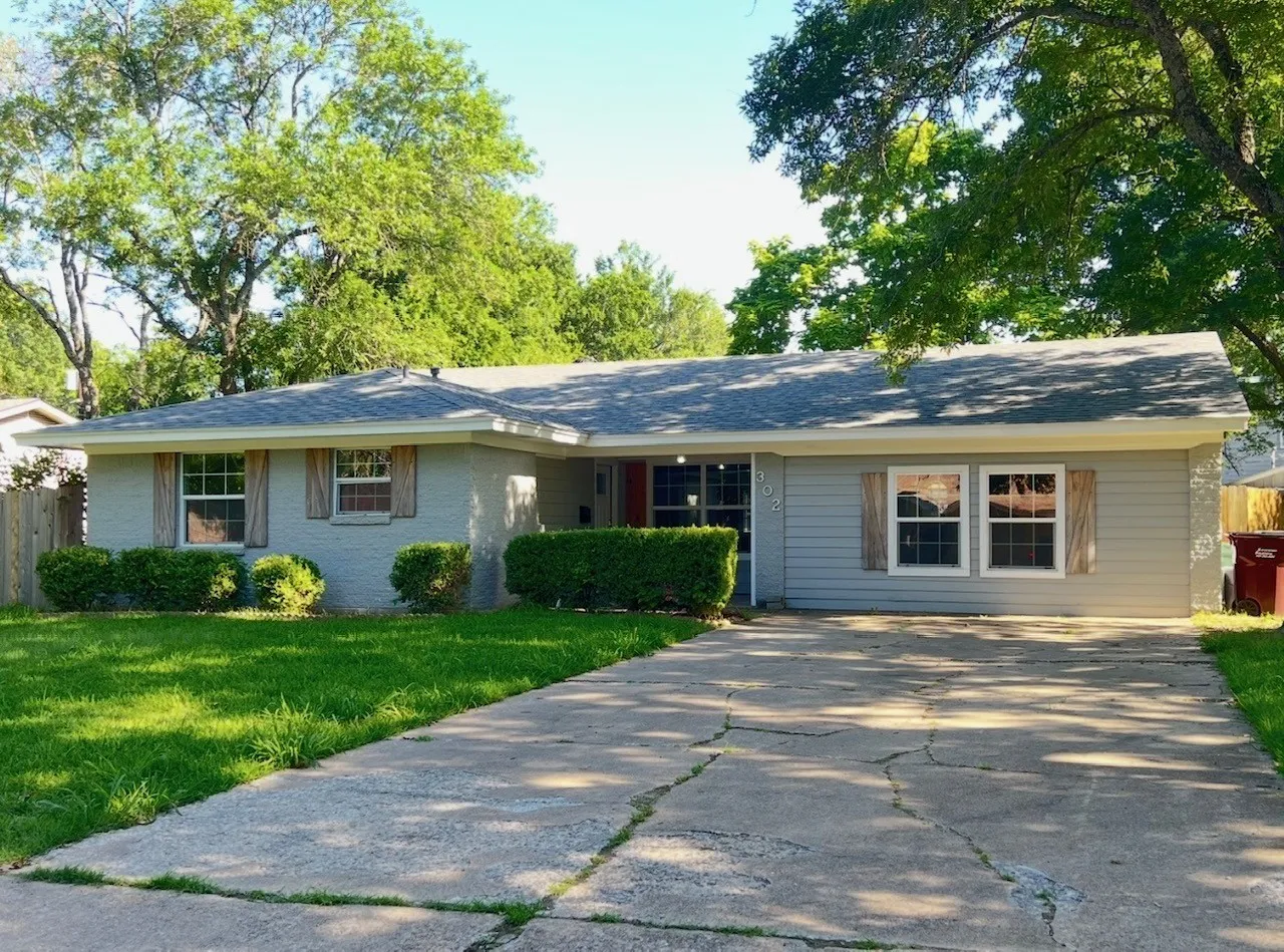 Single Family Residence For Sale in Fannin County , 302 Glen Oaks Road, Bonham, Texas 75418, 4 Bedroom, 3 Bathroom, Garage spaces, 2,028 Sqft, built in 1963, mls#21282246, Real Estate Agent in Bonham, Homes For Sale in Fannin county, Homes For Sale in Bonham, Realtor in Bonham Texas, Real Estate Brokerage Independent Realty Texas, Luminita Cordes Realtor