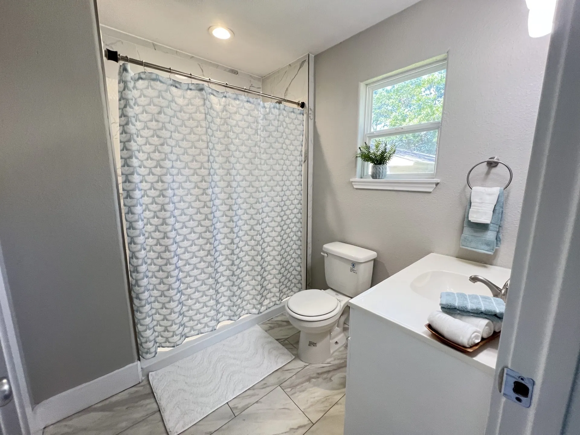 Single Family Residence For Sale in Fannin County , 302 Glen Oaks Road, Bonham, Texas 75418, 4 Bedroom, 3 Bathroom, Garage spaces, 2,028 Sqft, built in 1963, mls#21282246, Real Estate Agent in Bonham, Homes For Sale in Fannin county, Homes For Sale in Bonham, Realtor in Bonham Texas, Real Estate Brokerage Independent Realty Texas, Luminita Cordes Realtor