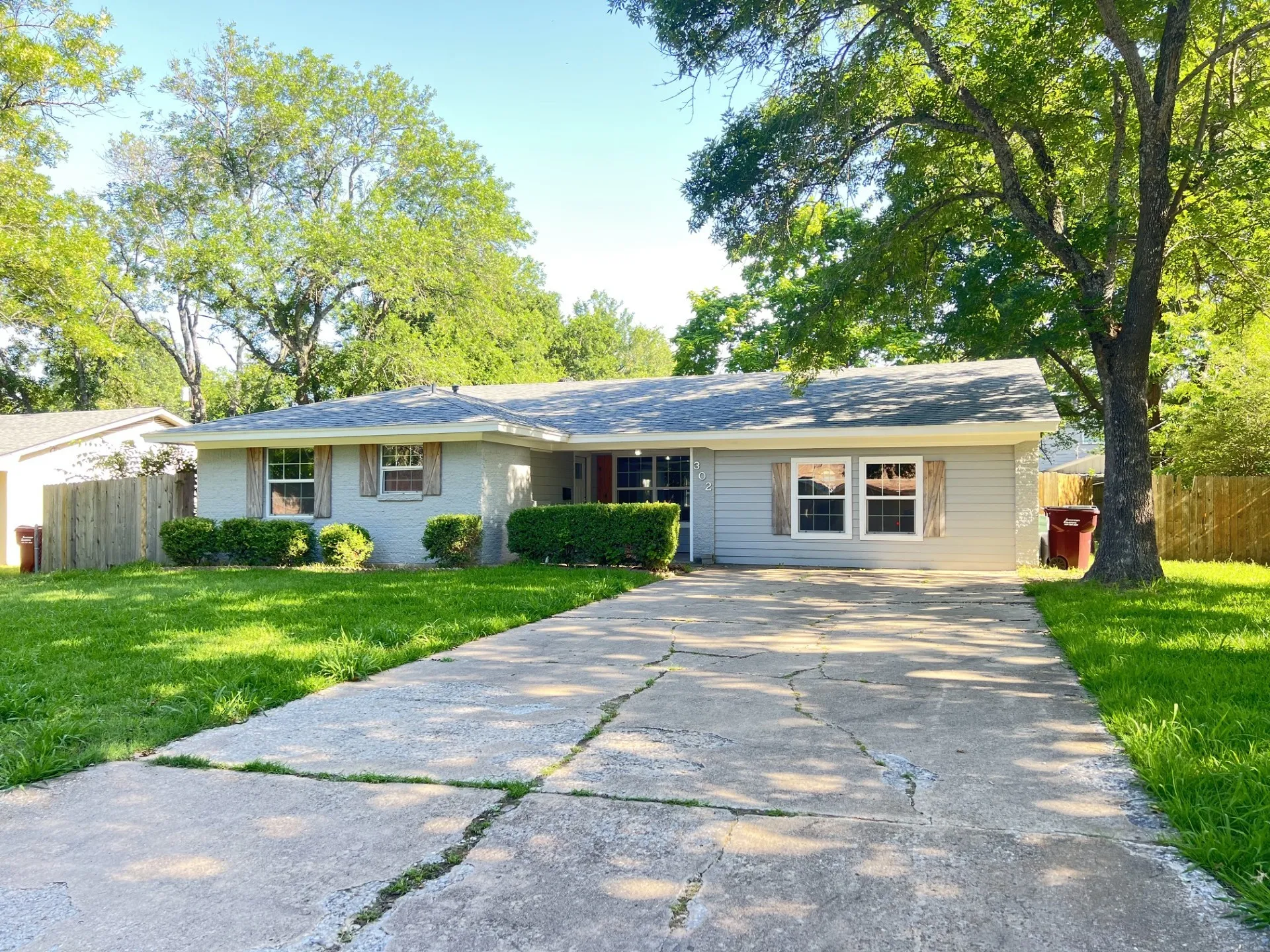Single Family Residence For Sale in Fannin County , 302 Glen Oaks Road, Bonham, Texas 75418, 4 Bedroom, 3 Bathroom, Garage spaces, 2,028 Sqft, built in 1963, mls#21282246, Real Estate Agent in Bonham, Homes For Sale in Fannin county, Homes For Sale in Bonham, Realtor in Bonham Texas, Real Estate Brokerage Independent Realty Texas, Luminita Cordes Realtor