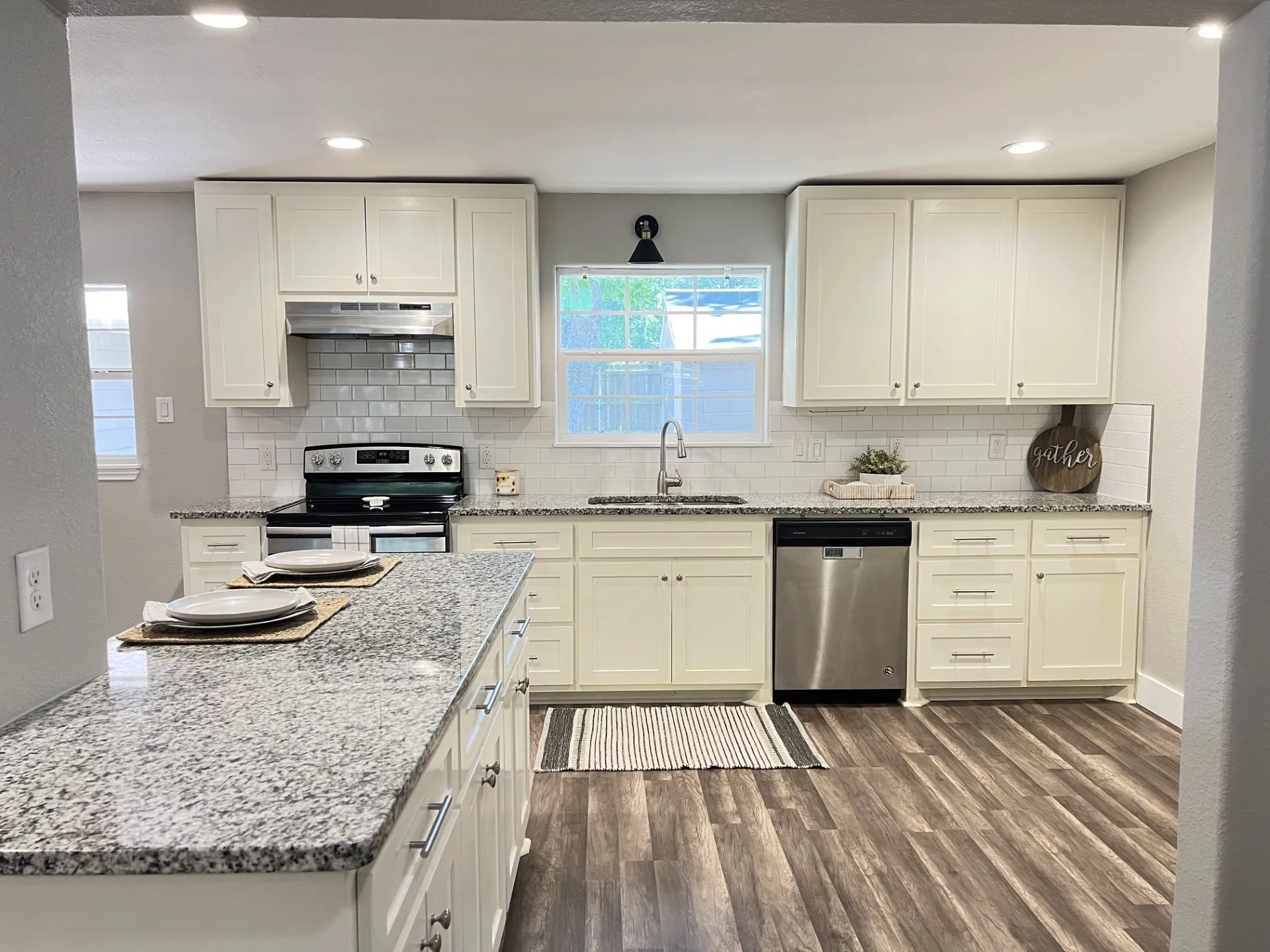 Single Family Residence For Sale in Fannin County , 302 Glen Oaks Road, Bonham, Texas 75418, 4 Bedroom, 3 Bathroom, Garage spaces, 2,028 Sqft, built in 1963, mls#21282246, Real Estate Agent in Bonham, Homes For Sale in Fannin county, Homes For Sale in Bonham, Realtor in Bonham Texas, Real Estate Brokerage Independent Realty Texas, Luminita Cordes Realtor
