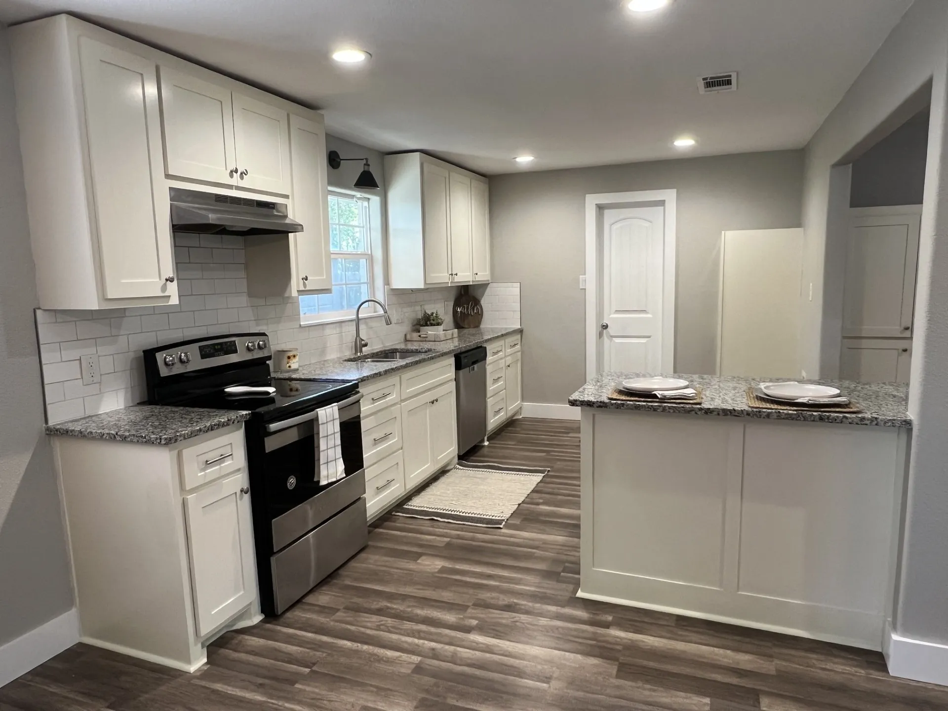 Single Family Residence For Sale in Fannin County , 302 Glen Oaks Road, Bonham, Texas 75418, 4 Bedroom, 3 Bathroom, Garage spaces, 2,028 Sqft, built in 1963, mls#21282246, Real Estate Agent in Bonham, Homes For Sale in Fannin county, Homes For Sale in Bonham, Realtor in Bonham Texas, Real Estate Brokerage Independent Realty Texas, Luminita Cordes Realtor