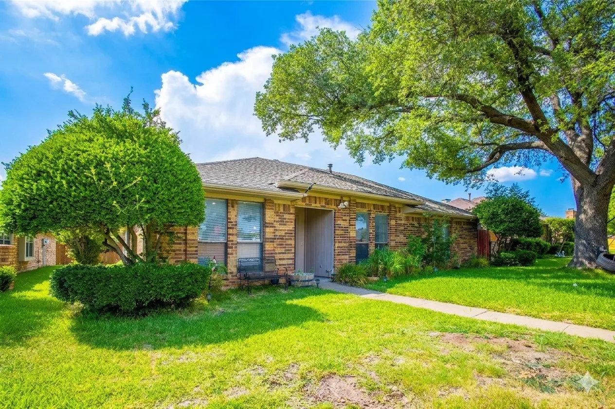 Single Family Residence For Sale in Dallas County , 338 Marriott Lane, Garland, Texas 75040, 3 Bedrooms, 2 Bathrooms, 2 Garage spaces, 2,239 Sqft, built in 1981, Price $379,990, mls#21282254, Real Estate Agent in Garland, Homes For Sale in Dallas county, Homes For Sale in Garland, Realtor in Garland Texas, Real Estate Brokerage Independent Realty Texas, Luminita Cordes Realtor