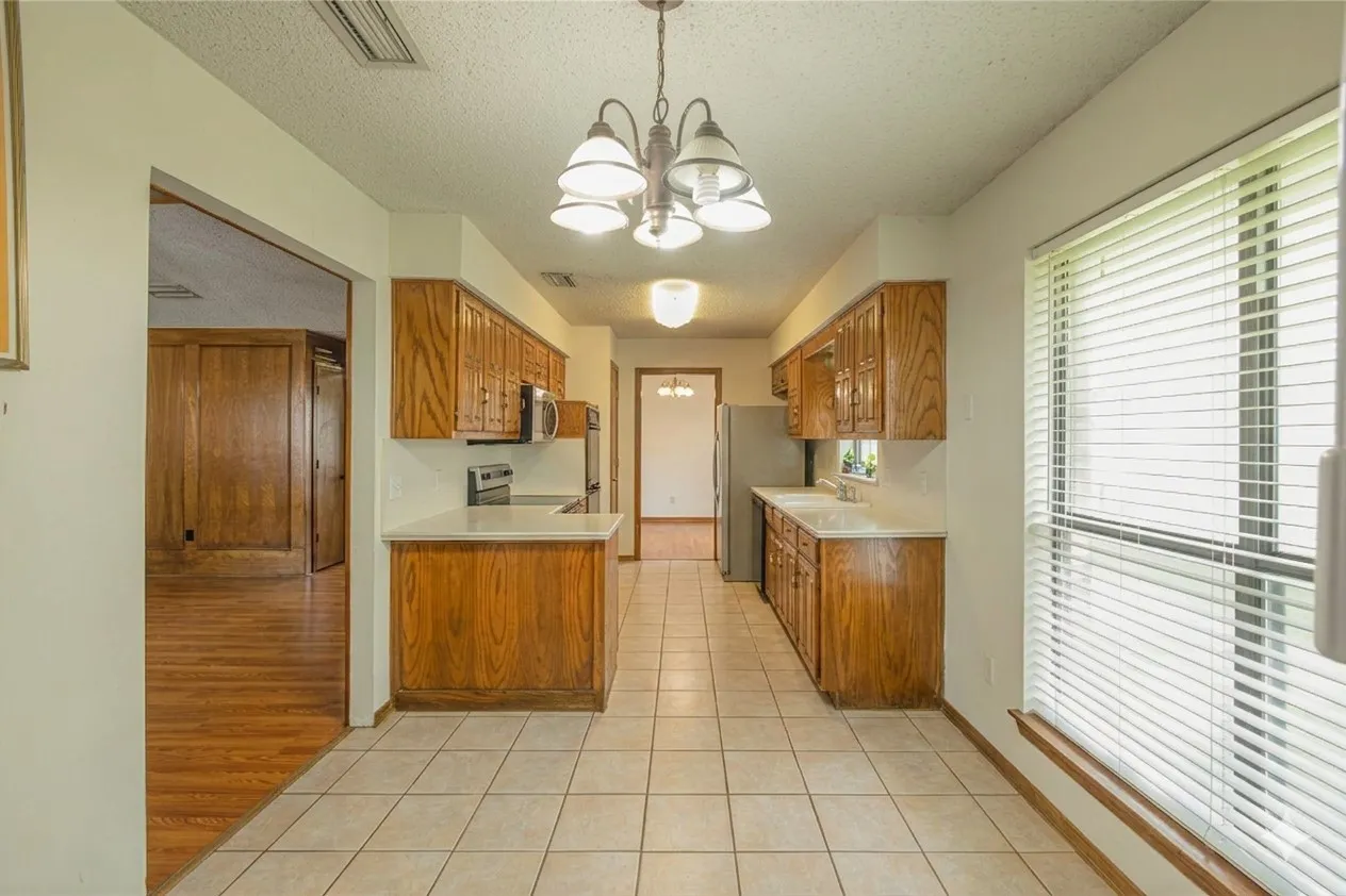 Single Family Residence For Sale in Dallas County , 338 Marriott Lane, Garland, Texas 75040, 3 Bedrooms, 2 Bathrooms, 2 Garage spaces, 2,239 Sqft, built in 1981, Price $379,990, mls#21282254, Real Estate Agent in Garland, Homes For Sale in Dallas county, Homes For Sale in Garland, Realtor in Garland Texas, Real Estate Brokerage Independent Realty Texas, Luminita Cordes Realtor