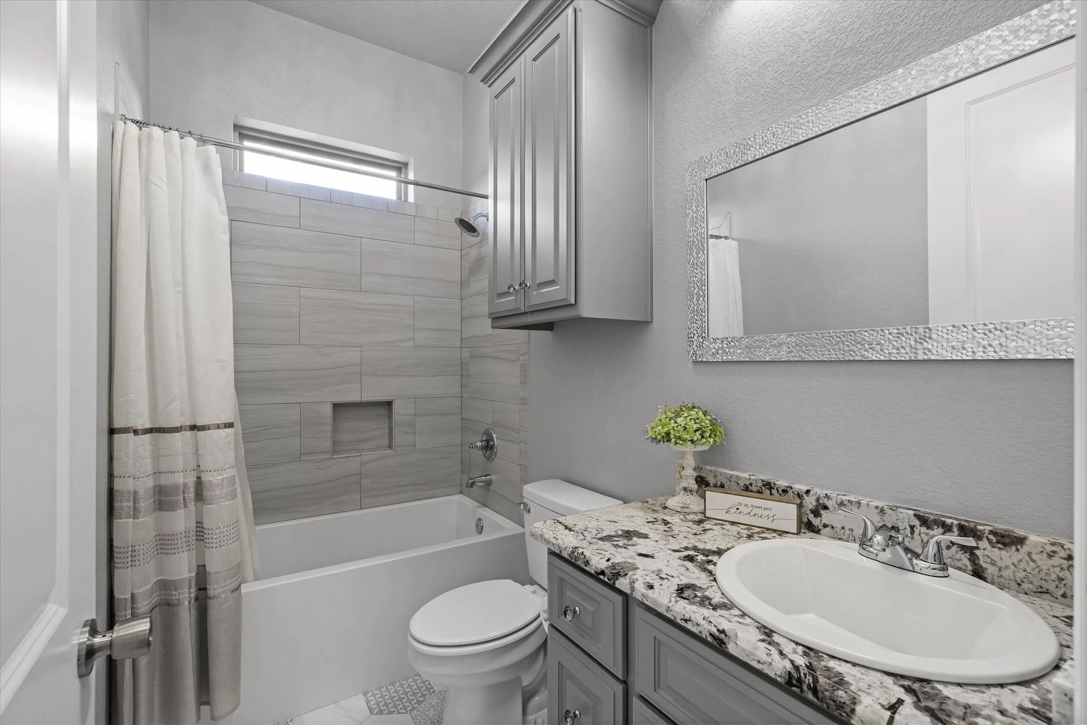 Full bath for the guest rooms