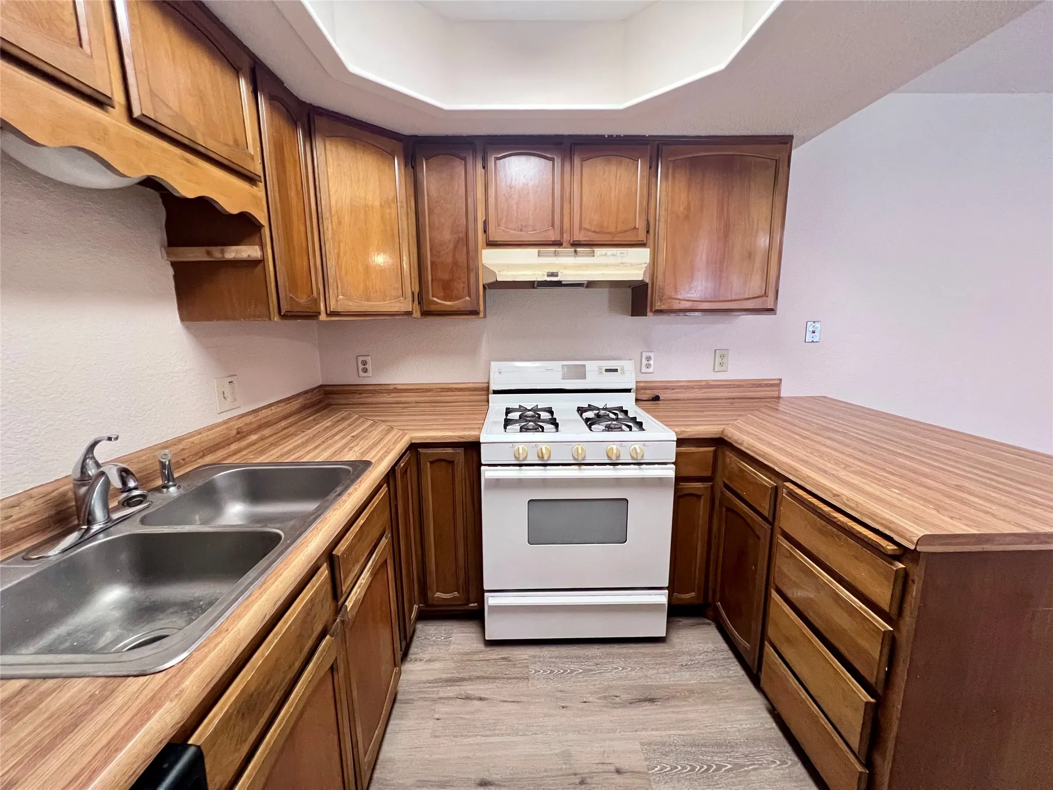 Single Family Residence For Sale in Dallas County , 6671 Nyman Drive, Dallas, Texas 75236, 5 Bedroom, 4 Bathroom, Garage spaces, 2,414 Sqft, built in 1986, mls#21282072, Real Estate Agent in Dallas, Homes For Sale in Dallas county, Homes For Sale in Dallas, Realtor in Dallas Texas, Real Estate Brokerage Independent Realty Texas, Luminita Cordes Realtor