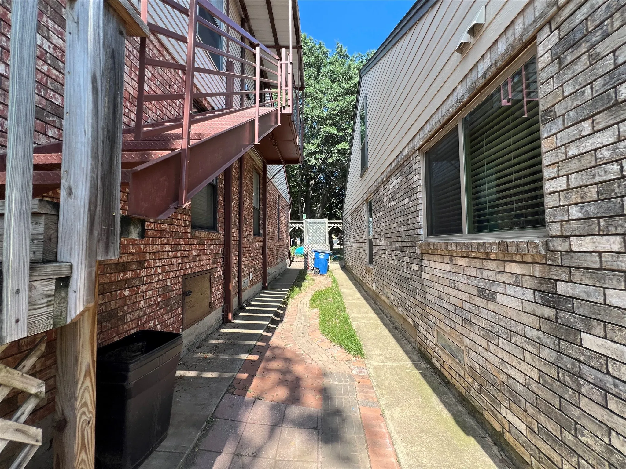 Single Family Residence For Sale in Dallas County , 6671 Nyman Drive, Dallas, Texas 75236, 5 Bedroom, 4 Bathroom, Garage spaces, 2,414 Sqft, built in 1986, mls#21282072, Real Estate Agent in Dallas, Homes For Sale in Dallas county, Homes For Sale in Dallas, Realtor in Dallas Texas, Real Estate Brokerage Independent Realty Texas, Luminita Cordes Realtor