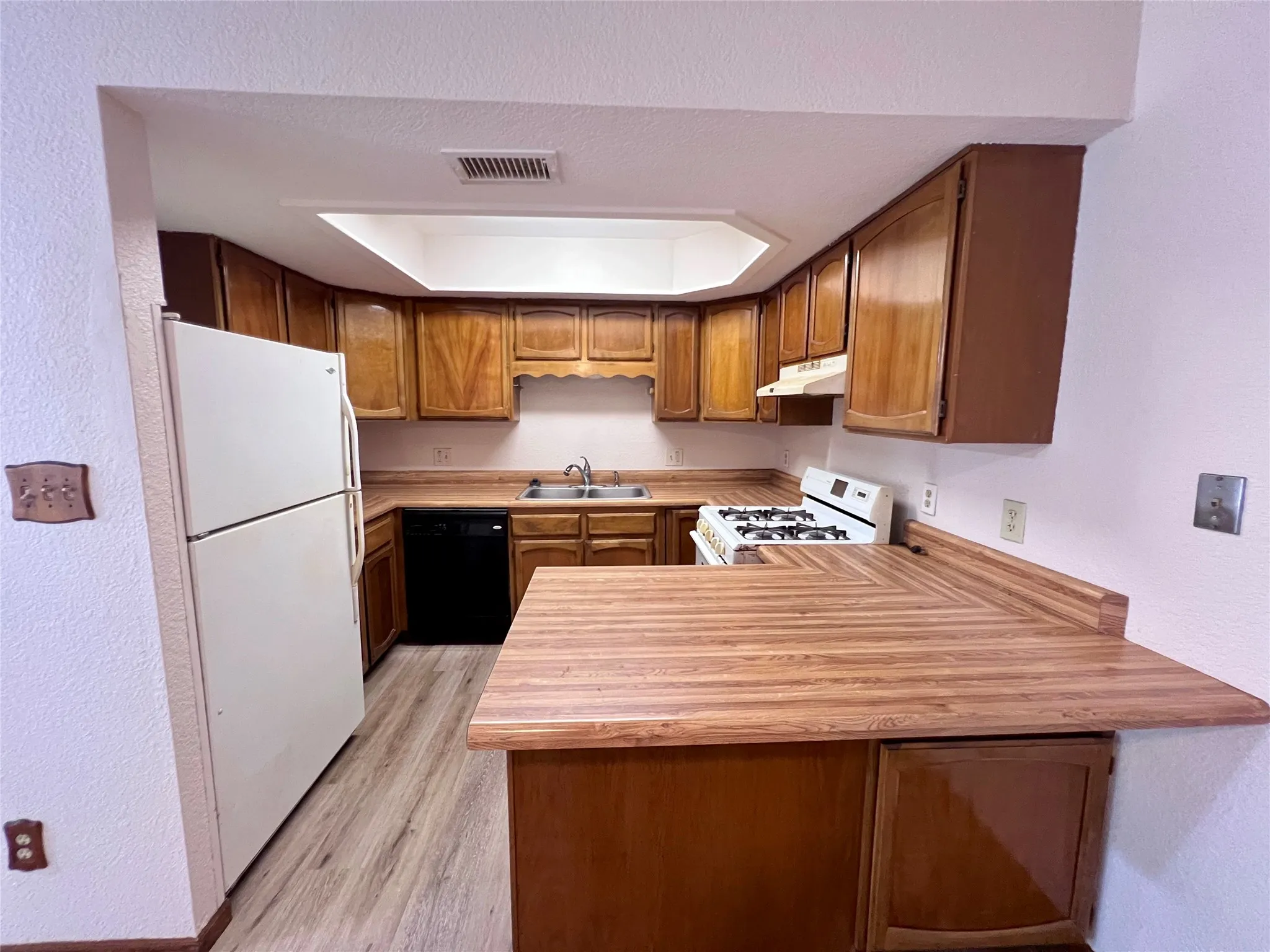 Single Family Residence For Sale in Dallas County , 6671 Nyman Drive, Dallas, Texas 75236, 5 Bedroom, 4 Bathroom, Garage spaces, 2,414 Sqft, built in 1986, mls#21282072, Real Estate Agent in Dallas, Homes For Sale in Dallas county, Homes For Sale in Dallas, Realtor in Dallas Texas, Real Estate Brokerage Independent Realty Texas, Luminita Cordes Realtor