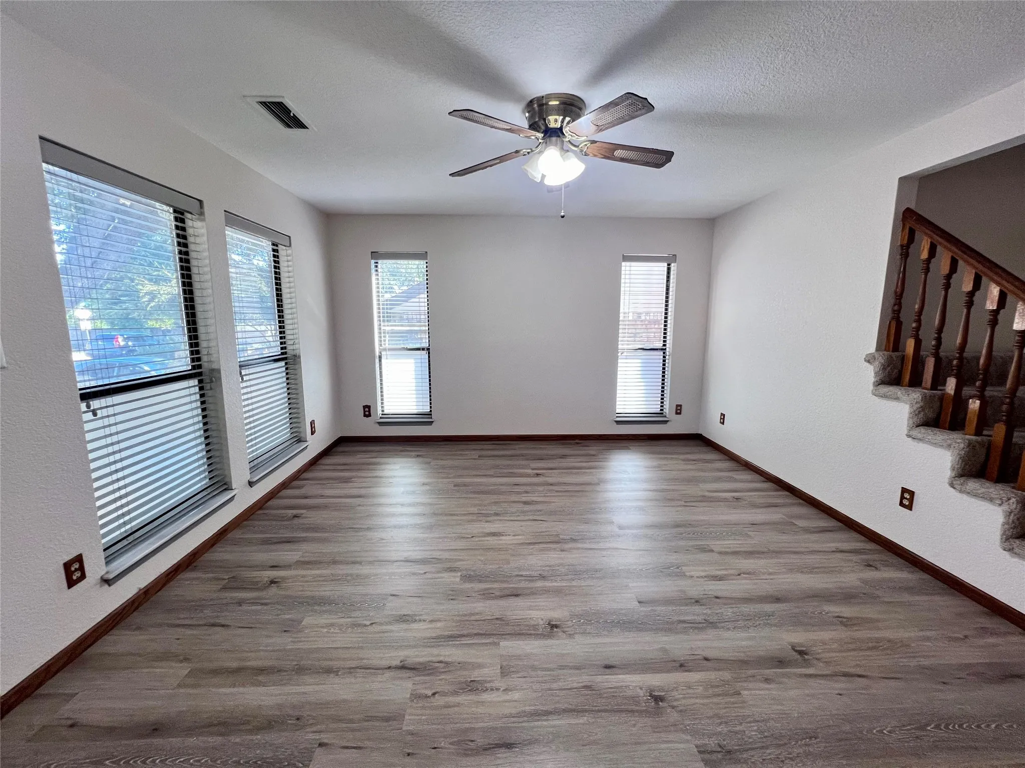 Single Family Residence For Sale in Dallas County , 6671 Nyman Drive, Dallas, Texas 75236, 5 Bedroom, 4 Bathroom, Garage spaces, 2,414 Sqft, built in 1986, mls#21282072, Real Estate Agent in Dallas, Homes For Sale in Dallas county, Homes For Sale in Dallas, Realtor in Dallas Texas, Real Estate Brokerage Independent Realty Texas, Luminita Cordes Realtor