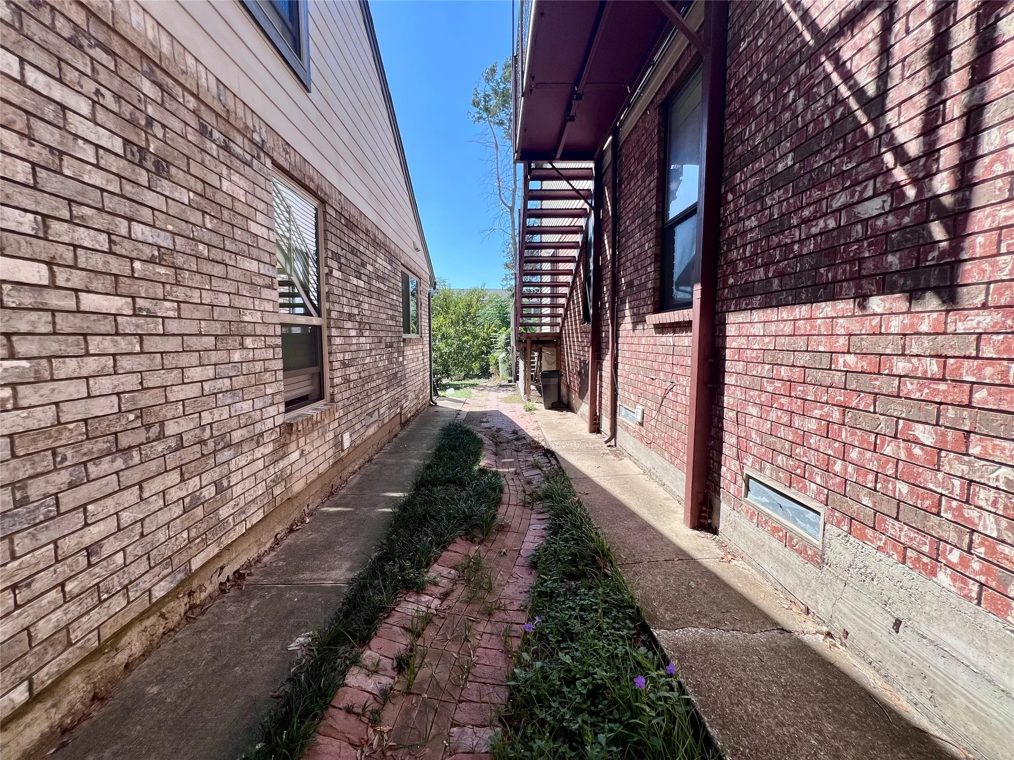 Single Family Residence For Sale in Dallas County , 6671 Nyman Drive, Dallas, Texas 75236, 5 Bedroom, 4 Bathroom, Garage spaces, 2,414 Sqft, built in 1986, mls#21282072, Real Estate Agent in Dallas, Homes For Sale in Dallas county, Homes For Sale in Dallas, Realtor in Dallas Texas, Real Estate Brokerage Independent Realty Texas, Luminita Cordes Realtor