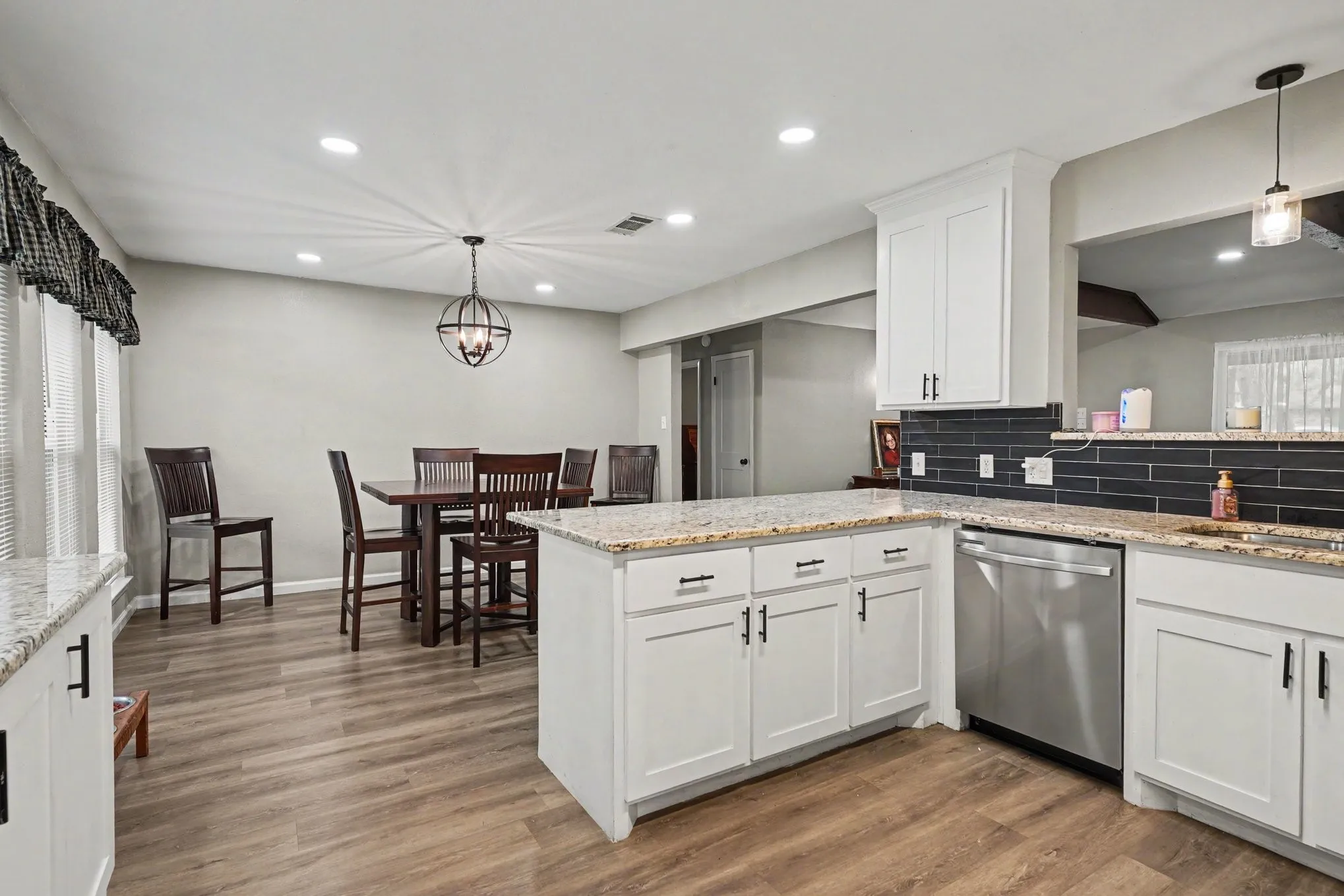 Single Family Residence For Sale in Tarrant County , 1908 Thousand Oaks Drive, Burleson, Texas 76028, 5 Bedroom, 3 Bathroom, 2 Garage spaces, 2,960 Sqft, built in 1977, mls#21282301, Real Estate Agent in Burleson, Homes For Sale in Tarrant county, Homes For Sale in Burleson, Realtor in Burleson Texas, Real Estate Brokerage Independent Realty Texas, Luminita Cordes Realtor
