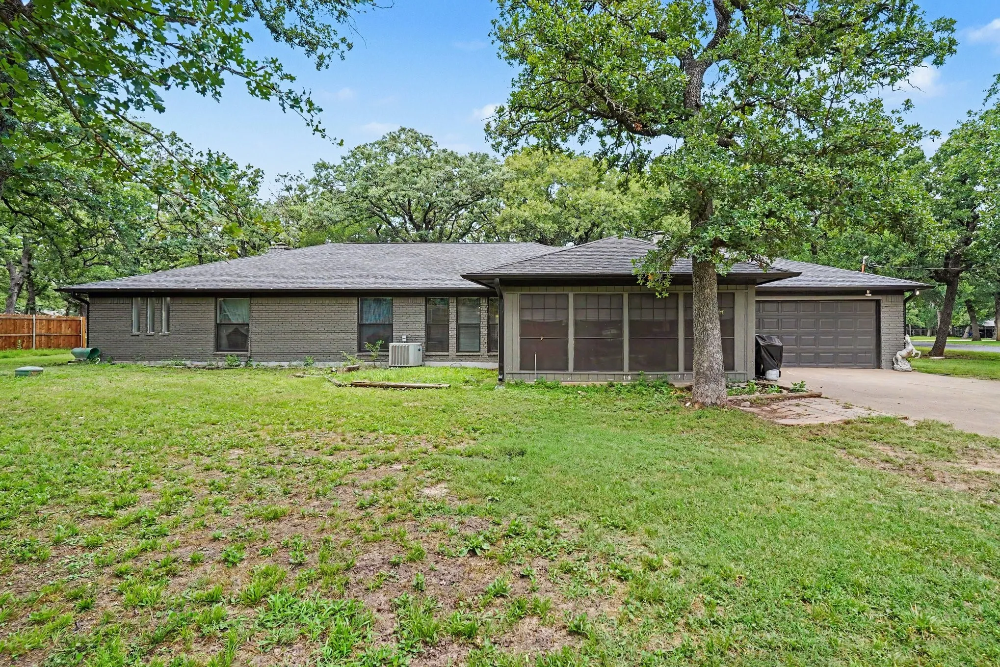 Single Family Residence For Sale in Tarrant County , 1908 Thousand Oaks Drive, Burleson, Texas 76028, 5 Bedroom, 3 Bathroom, 2 Garage spaces, 2,960 Sqft, built in 1977, mls#21282301, Real Estate Agent in Burleson, Homes For Sale in Tarrant county, Homes For Sale in Burleson, Realtor in Burleson Texas, Real Estate Brokerage Independent Realty Texas, Luminita Cordes Realtor