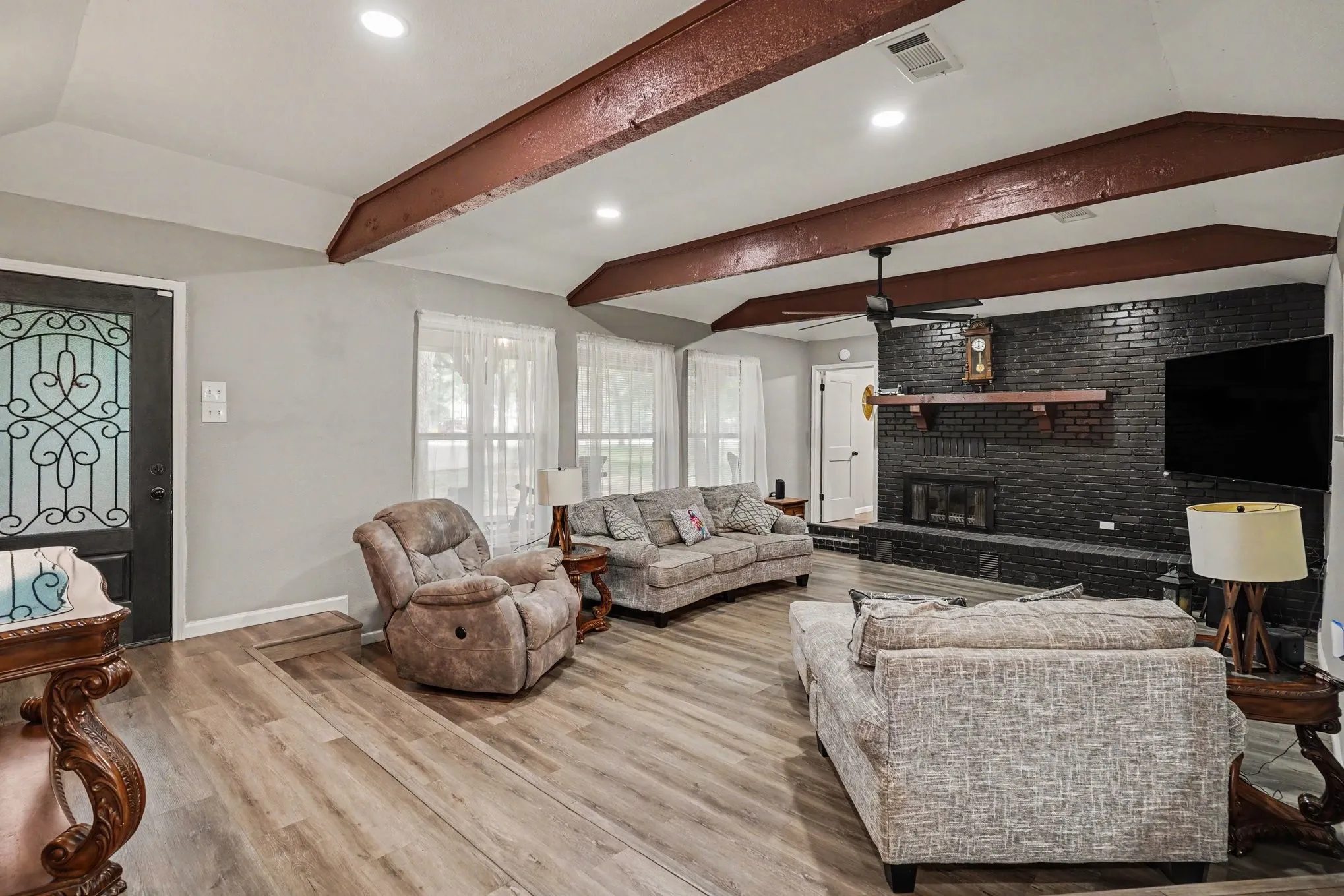 Single Family Residence For Sale in Tarrant County , 1908 Thousand Oaks Drive, Burleson, Texas 76028, 5 Bedroom, 3 Bathroom, 2 Garage spaces, 2,960 Sqft, built in 1977, mls#21282301, Real Estate Agent in Burleson, Homes For Sale in Tarrant county, Homes For Sale in Burleson, Realtor in Burleson Texas, Real Estate Brokerage Independent Realty Texas, Luminita Cordes Realtor