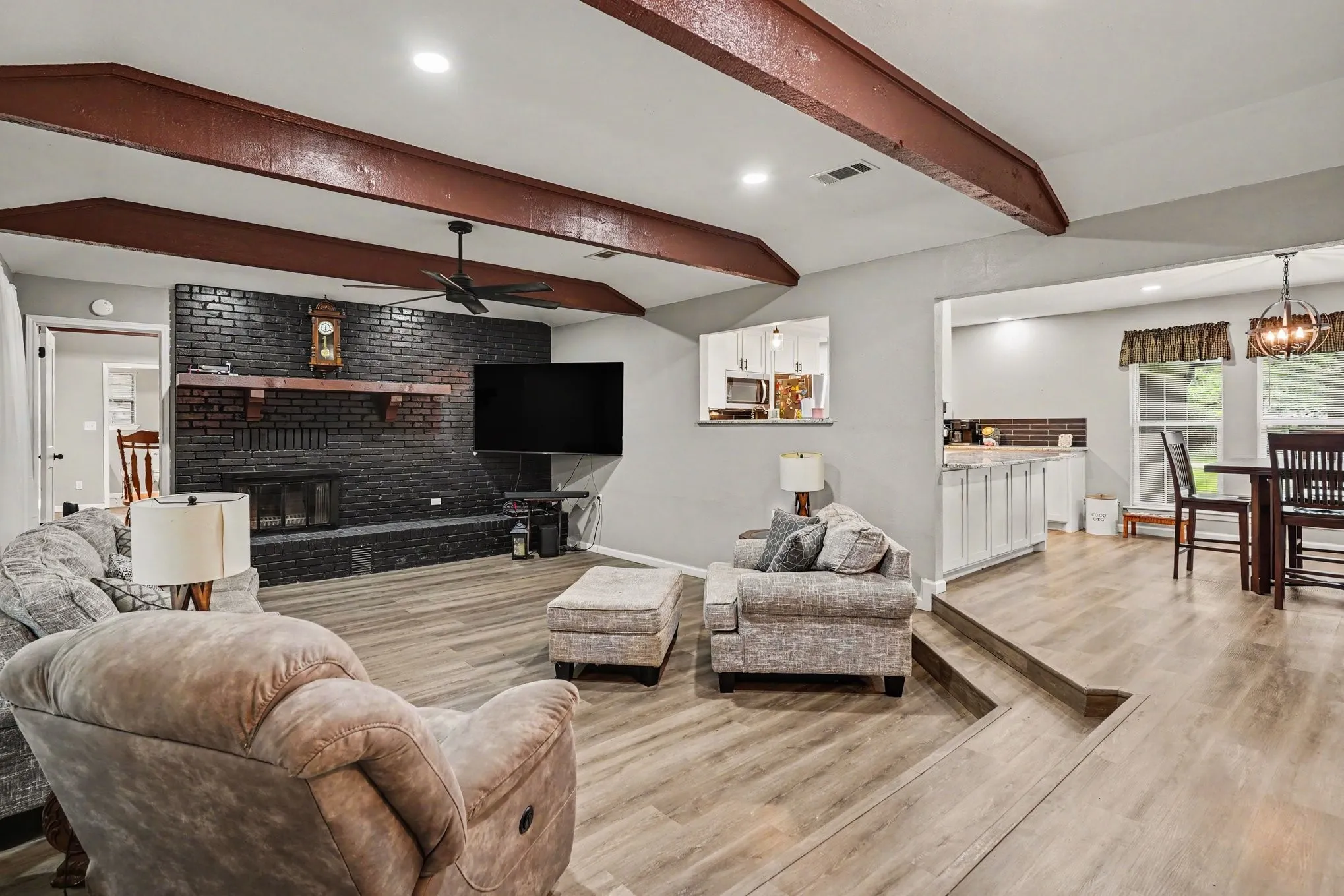 Single Family Residence For Sale in Tarrant County , 1908 Thousand Oaks Drive, Burleson, Texas 76028, 5 Bedroom, 3 Bathroom, 2 Garage spaces, 2,960 Sqft, built in 1977, mls#21282301, Real Estate Agent in Burleson, Homes For Sale in Tarrant county, Homes For Sale in Burleson, Realtor in Burleson Texas, Real Estate Brokerage Independent Realty Texas, Luminita Cordes Realtor