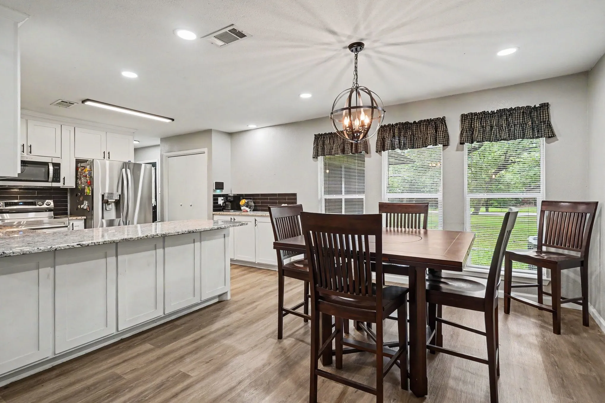 Single Family Residence For Sale in Tarrant County , 1908 Thousand Oaks Drive, Burleson, Texas 76028, 5 Bedroom, 3 Bathroom, 2 Garage spaces, 2,960 Sqft, built in 1977, mls#21282301, Real Estate Agent in Burleson, Homes For Sale in Tarrant county, Homes For Sale in Burleson, Realtor in Burleson Texas, Real Estate Brokerage Independent Realty Texas, Luminita Cordes Realtor