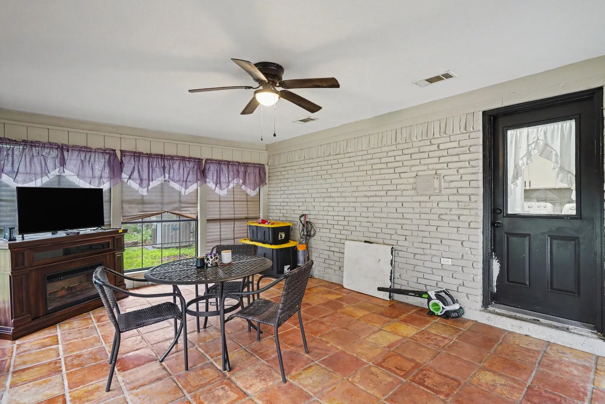 Single Family Residence For Sale in Tarrant County , 1908 Thousand Oaks Drive, Burleson, Texas 76028, 5 Bedroom, 3 Bathroom, 2 Garage spaces, 2,960 Sqft, built in 1977, mls#21282301, Real Estate Agent in Burleson, Homes For Sale in Tarrant county, Homes For Sale in Burleson, Realtor in Burleson Texas, Real Estate Brokerage Independent Realty Texas, Luminita Cordes Realtor