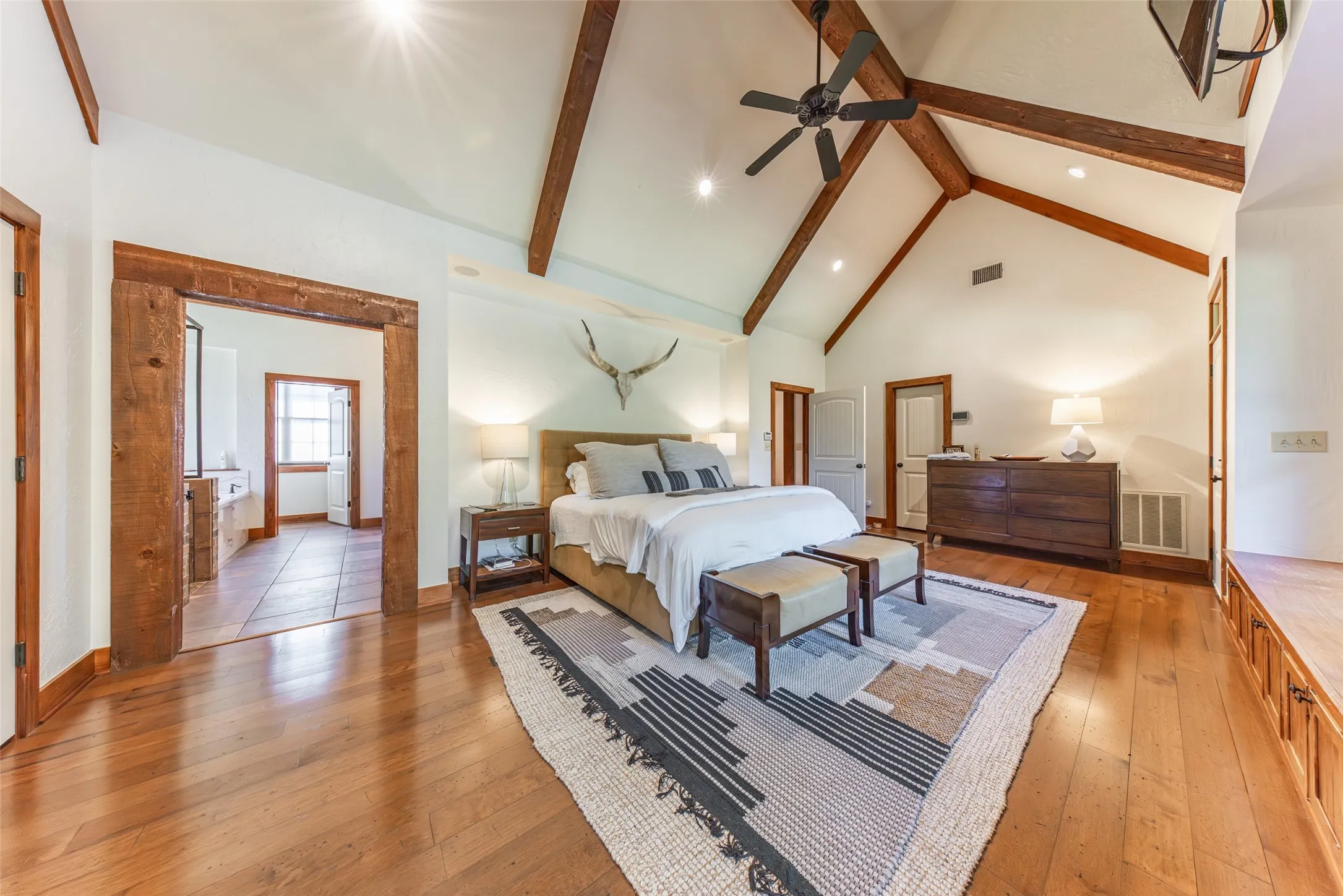 Single Family Residence For Sale in Cherokee County , 1281 County Road 3113, Jacksonville, Texas 75766, 4 Bedroom, 4 Bathroom, 4 Garage spaces, 4,763 Sqft, built in 2006, mls#21281771, Real Estate Agent in Jacksonville, Homes For Sale in Cherokee county, Homes For Sale in Jacksonville, Realtor in Jacksonville Texas, Real Estate Brokerage Independent Realty Texas, Luminita Cordes Realtor