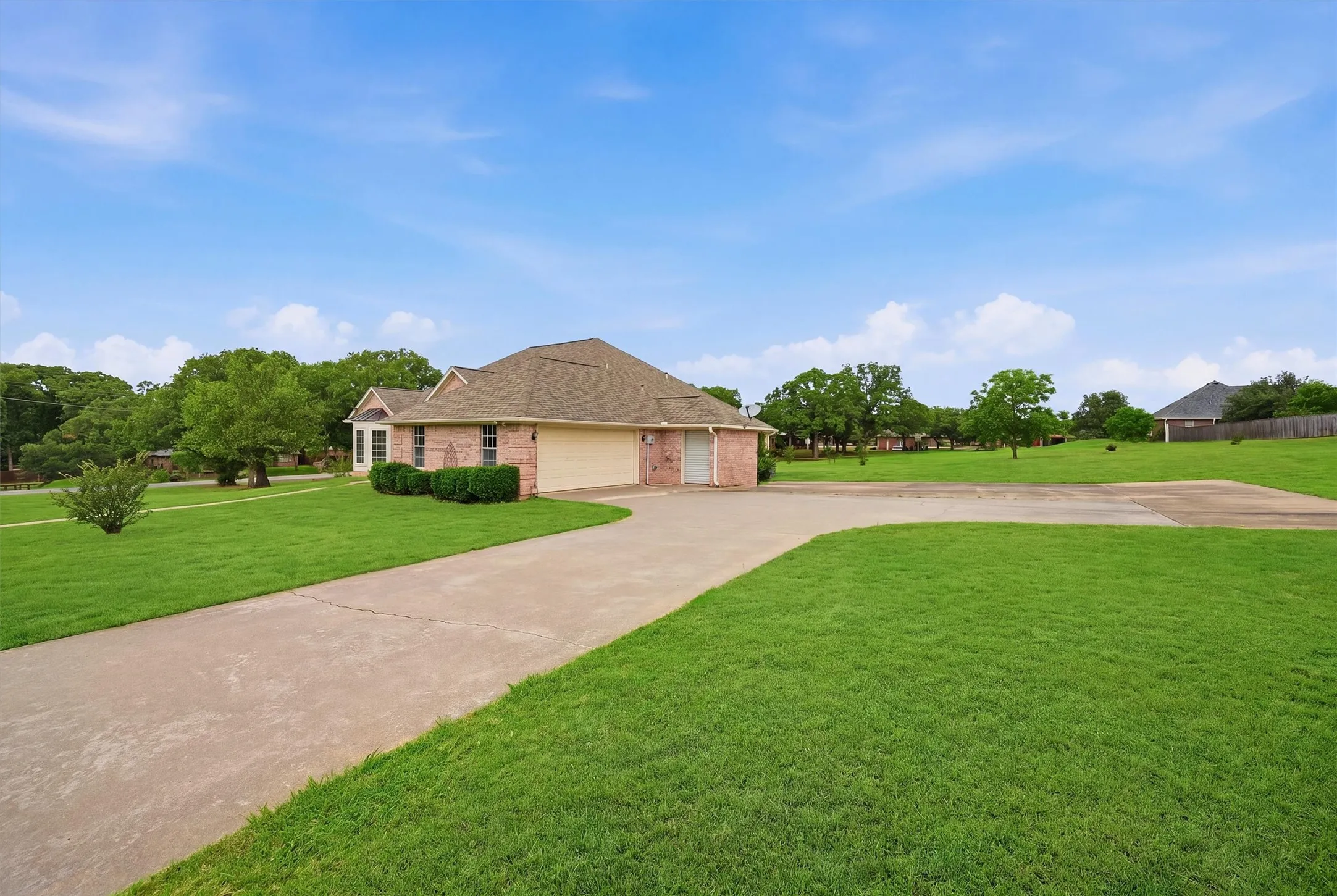 Single Family Residence For Sale in Grayson County , 1005 Catalina Drive, Bells, Texas 75414, 3 Bedroom, 2 Bathroom, 2 Garage spaces, 2,119 Sqft, built in 1999, mls#21282349, Real Estate Agent in Bells, Homes For Sale in Grayson county, Homes For Sale in Bells, Realtor in Bells Texas, Real Estate Brokerage Independent Realty Texas, Luminita Cordes Realtor